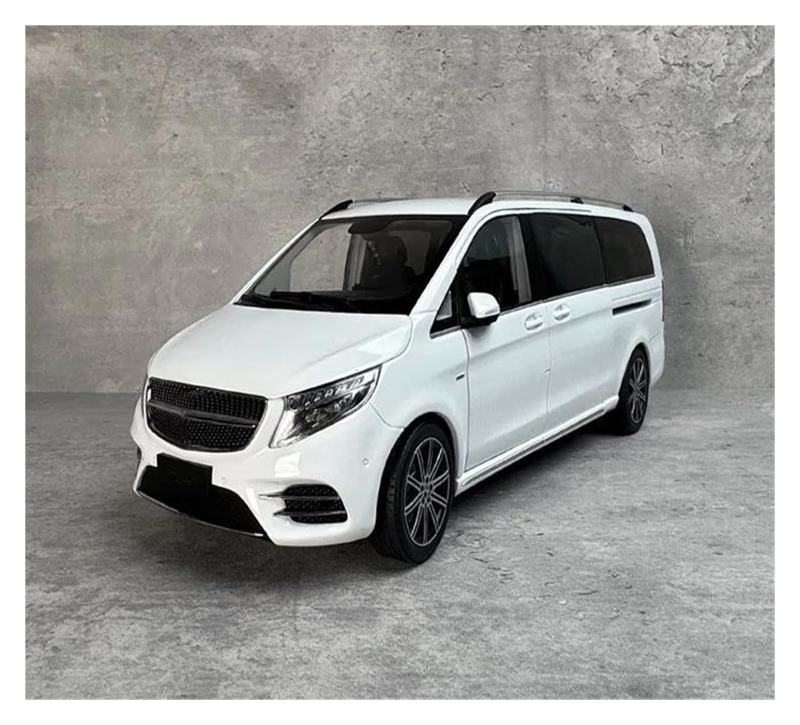 BANKOTO Diecast Car 1:18 For Benz V260L MPV Business Vehicle Alloy Car Model Collection Collectible