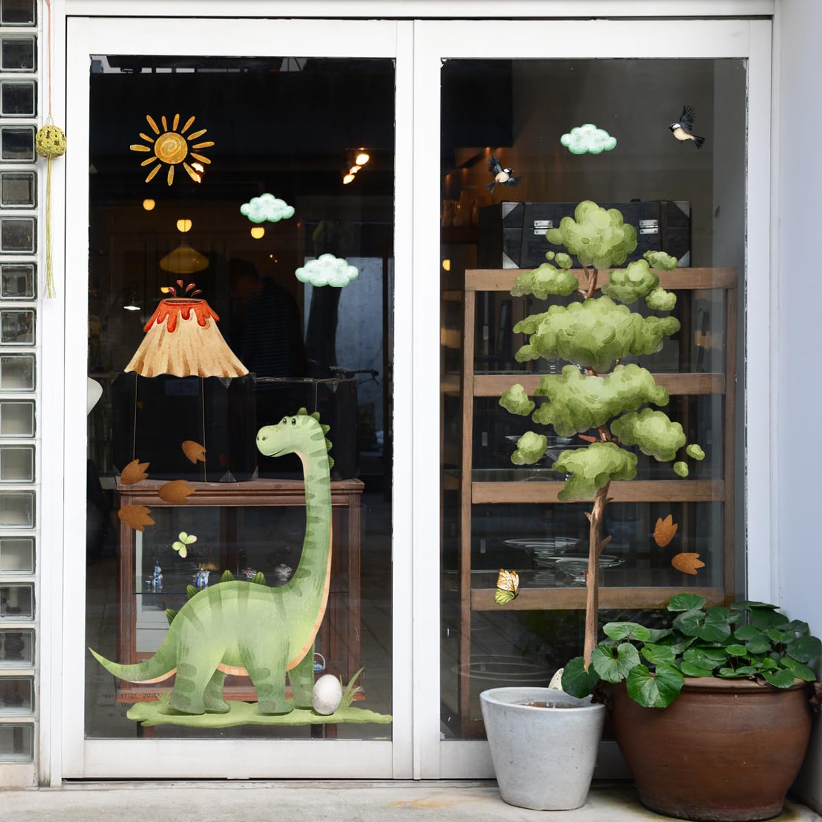 WandSticker4U - Fensterbilder DINOSAURIER Kinder selbstklebend (80x70 cm) I Fenstersticker Kinder Dino mit Baum, Volkan & Sonne wiederverwendbar I Fensterdeko Kinderzimmer Junge Dino Frühling
