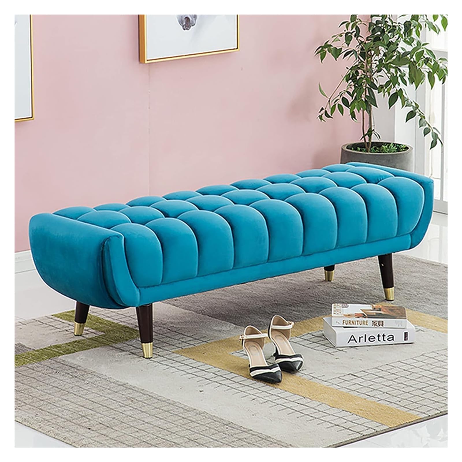 Tabouret ottoman bleu en velours pour optimiser le confort d'une entrée étroite