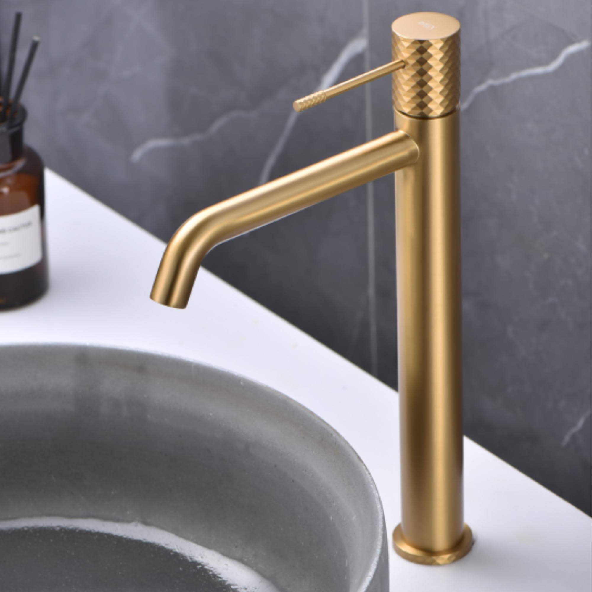IMEX - Rubinetto Alto Lavabo Dorato | Miscelatore Bagno Acqua Fredda/Calda | Monocomando Effetto Cascata Bocca Ottone, Risparmio Idrico | Serie Genova | Colore Oro Spazzolato