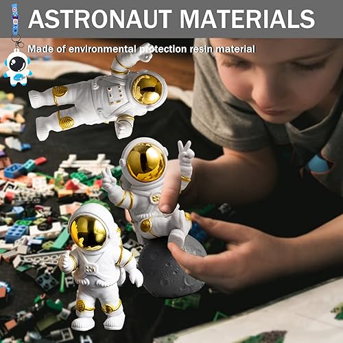 Miniatura 2 de WINUSD Juego de 4 adornos dorados de estatua de astronauta de poliresina, decoración de 3 piezas de espejo y 1 llavero para habitación, automóvil,
