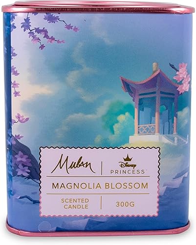 Disney Princess Home Collection Mulan - Vela de lata de té perfumada de 11 onzas con fragancia de flor de magnolia, tiempo de combustión de 28
