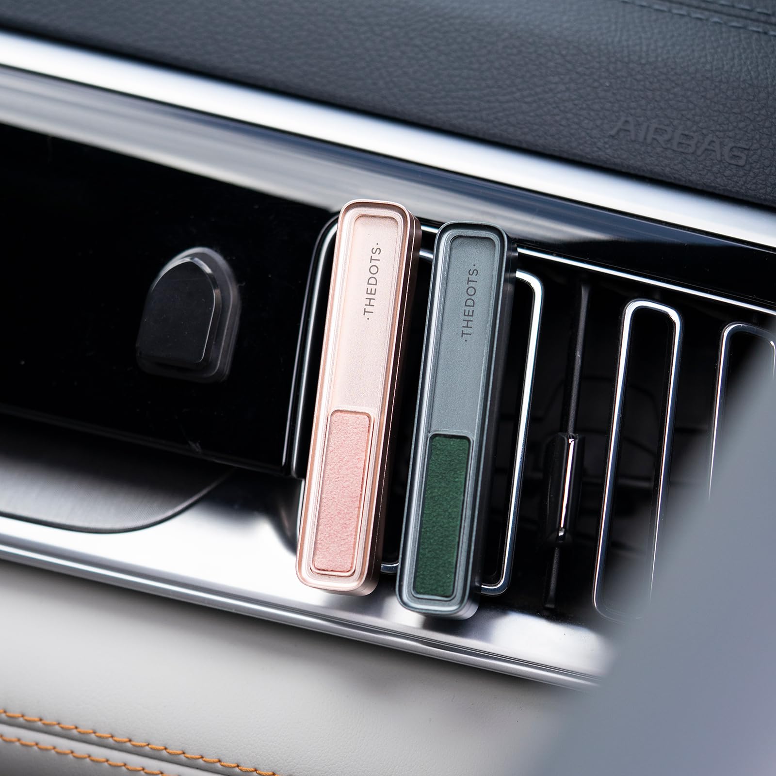 THEDOTS Tesla Diffusore Magnetico Slide-Control, Kit Completo Deodorante Auto con 2 Ricariche & Clip di Sfiato, Profumo Legno di Cashmere Castagno