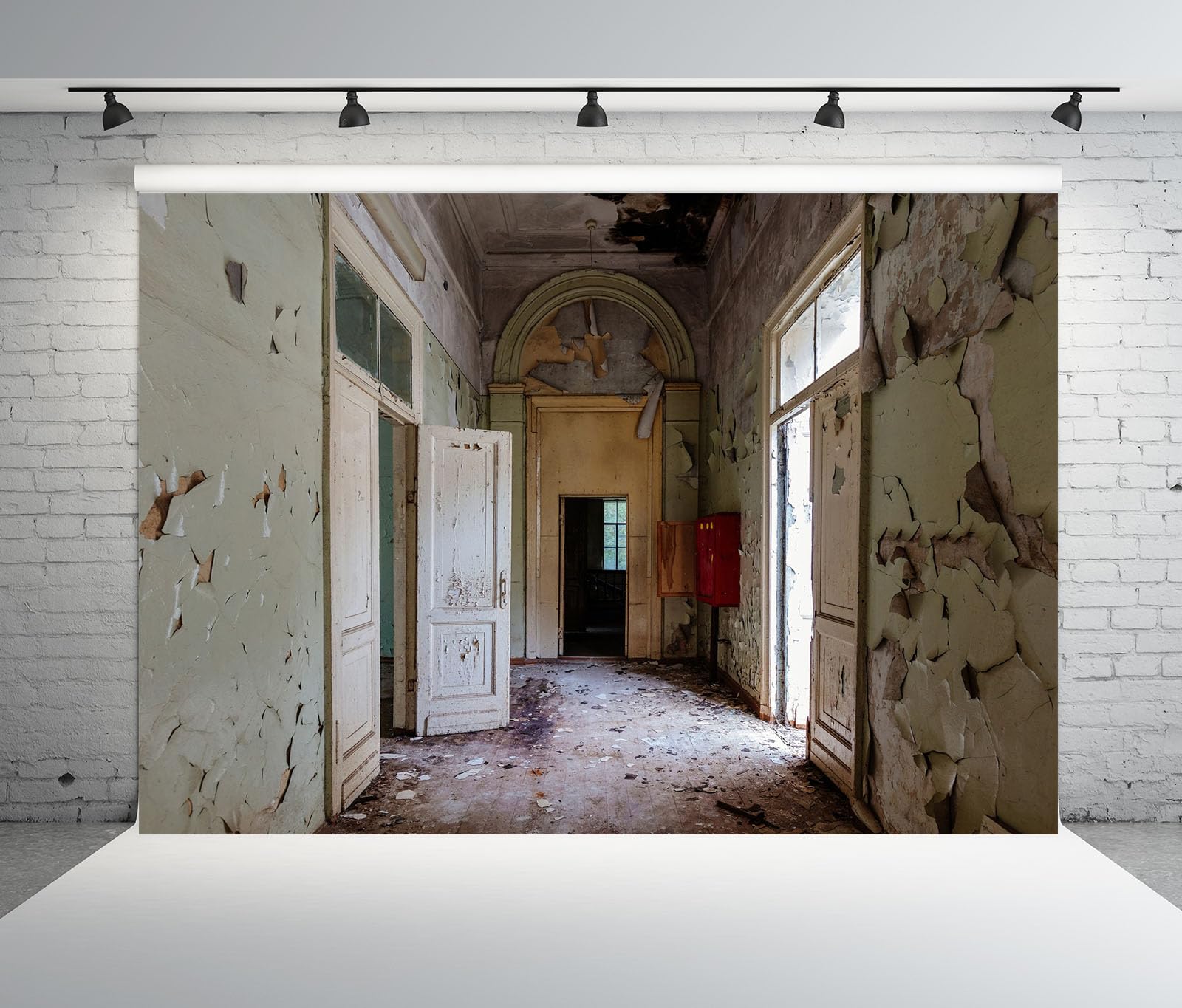 12x10FT (3.6x3m) Corridoio Diroccato Con Porte Aperte Sfondo Fotografico | Passaggio Istituzionale Usurato Fondale In Tessuto,Porte Aperte Cassetta Rossa,Per Eventi Infestati E Ritratti,Photo Booth