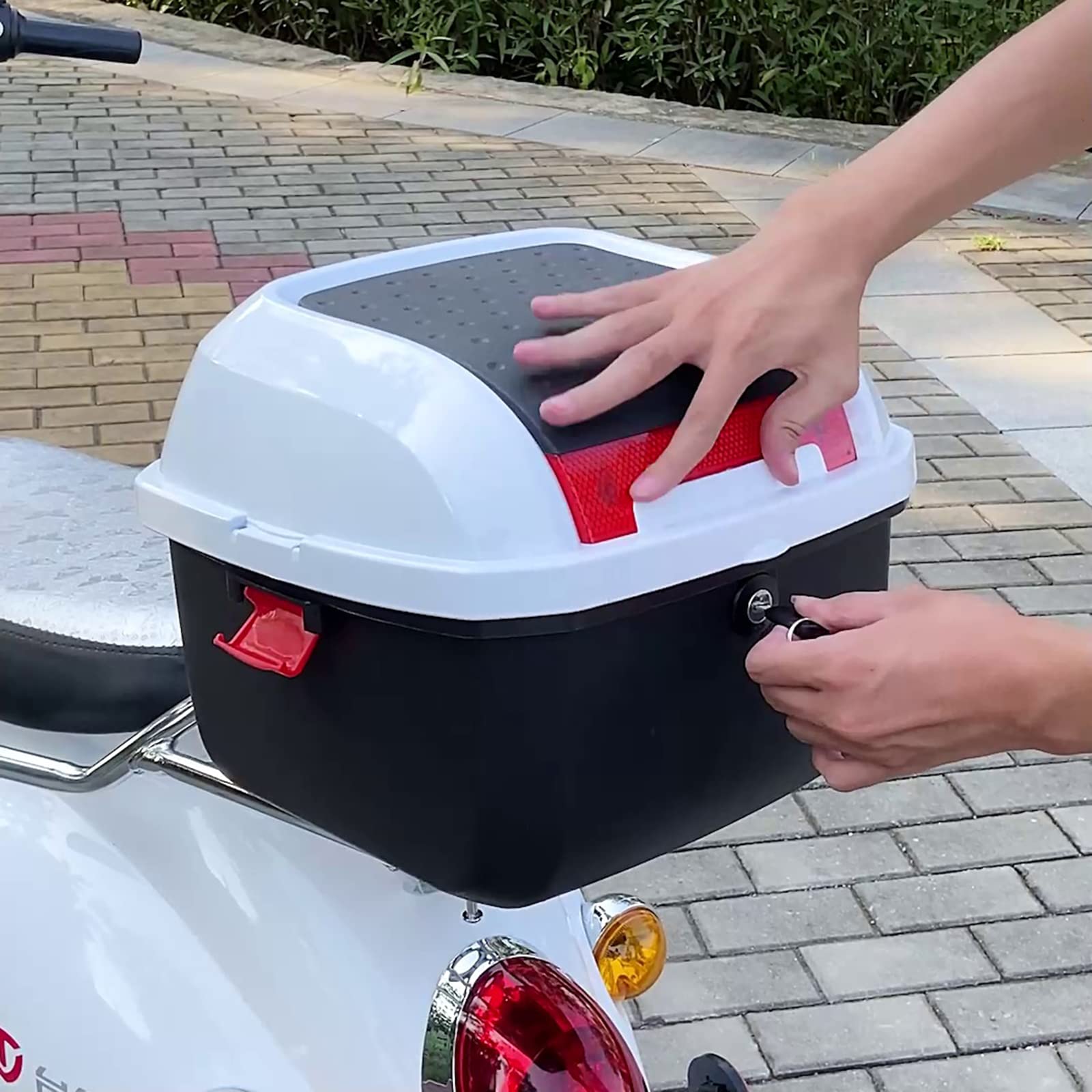 Tylny kufer górny motocykla, uniwersalny kufer podróżny motocykla z nocnymi światłami odblaskowymi, odpowiedni do skuterów (White)