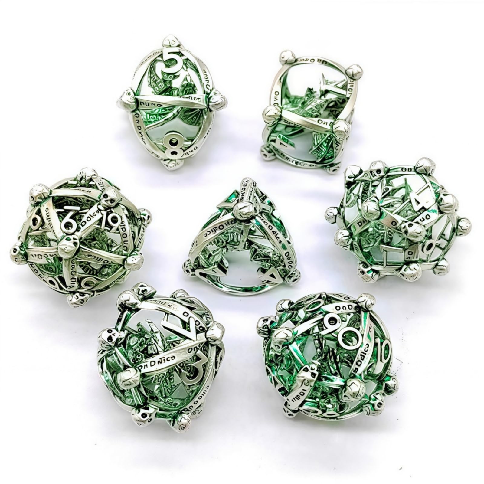 Siebenteiliger Metallwürfel Satz mit Fantasiedrachen Design für Tabletop Spiele Und Rollenspielrunden mit Offener Bauweise Und Dekorativen Erhabenen Details, Grün