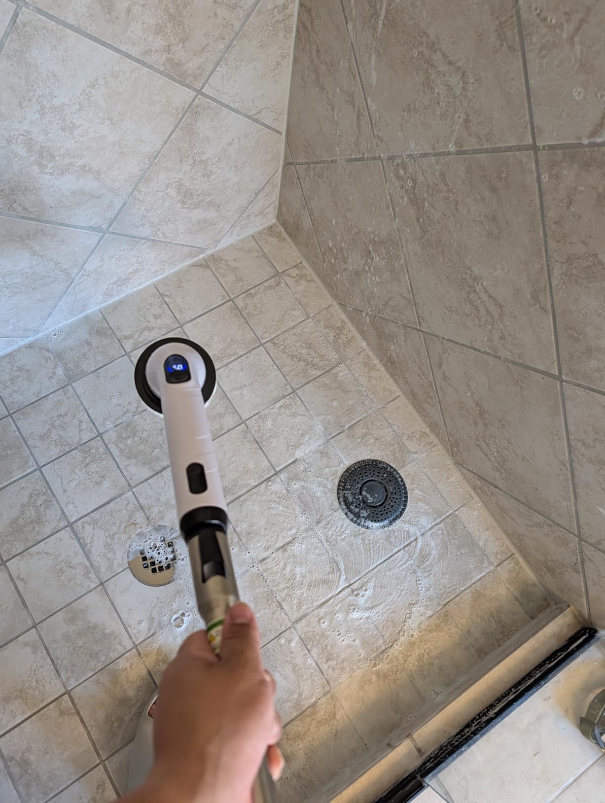 electric spin scrubber for bathtub and tile customer style image for review section