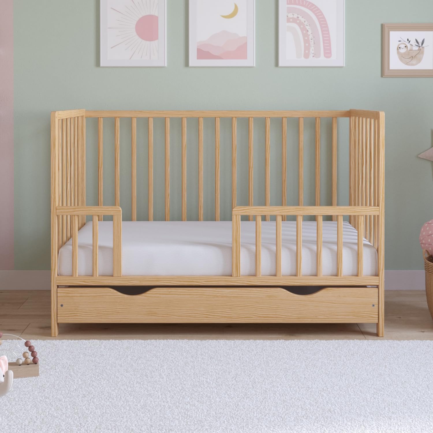 Love For Sleep Asher Babybett 120x60 cm mit gesteppter Mikrofaser-Schaummatratze – Umwandelbares Holz-Kinderbett zum Juniorbett mit großer Schublade und inkludiertem Rausfallschutz Naturkiefer