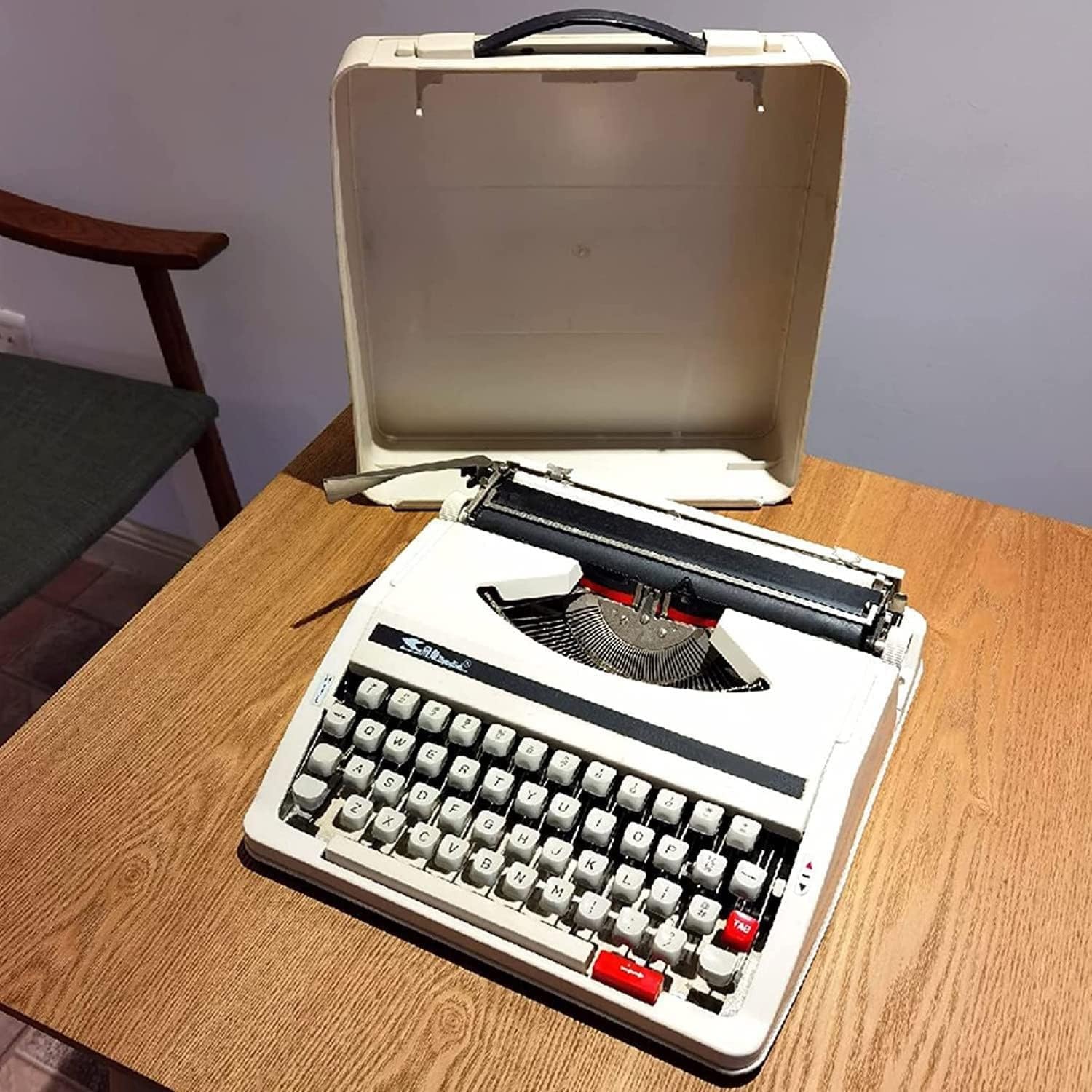 Classica macchina da scrivere manuale retrò, elaboratore di testi portatile con doppia bobina nastro nero rosso per scrittori