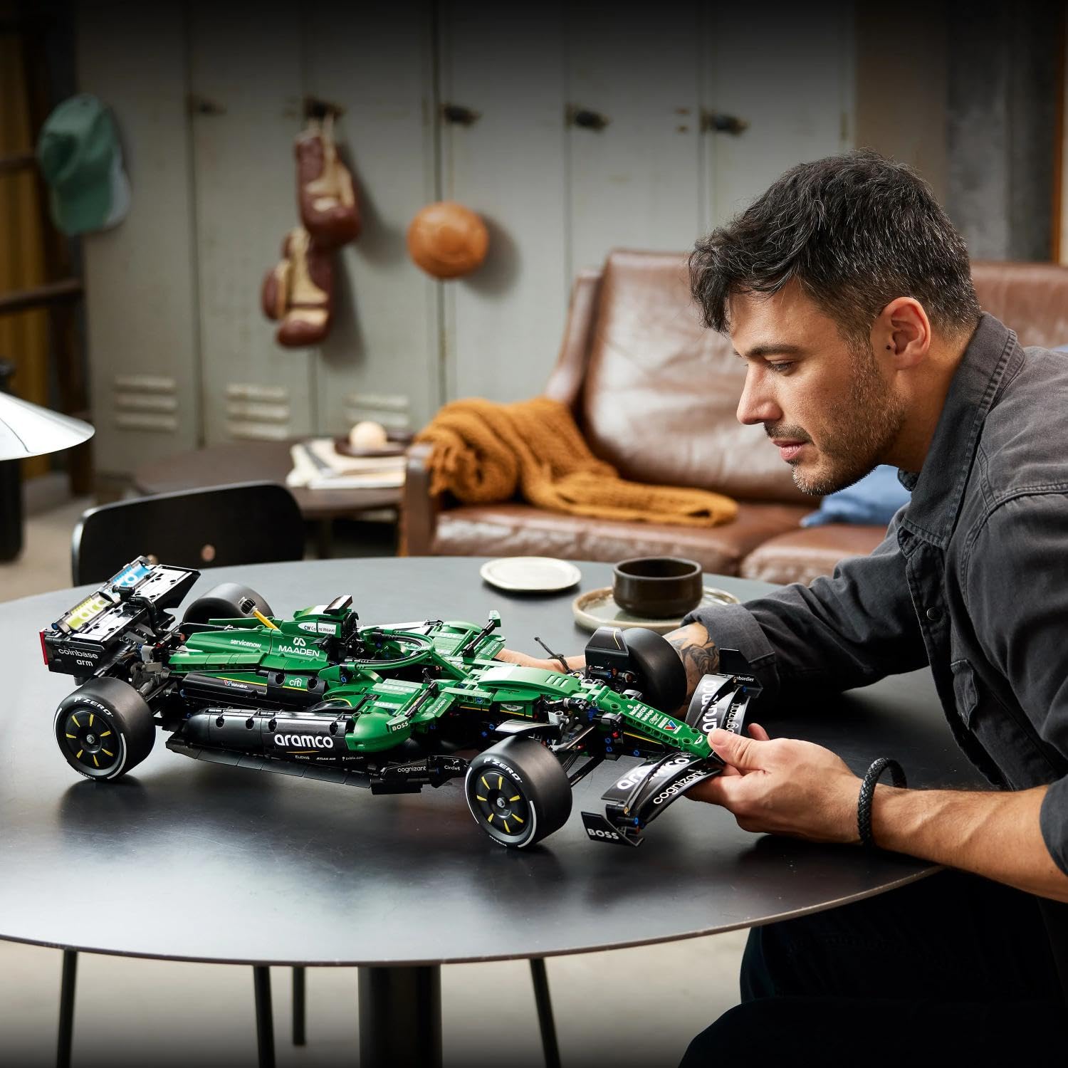 LEGO Technic Auto F1 Aston Martin Aramco AMR24 - Kit di Modellismo per Adulti - Collezione Formula 1 con Motore V6, DRS e Sospensioni - Regalo per i Fan delle Corse e degli Sport Motoristici - 42240