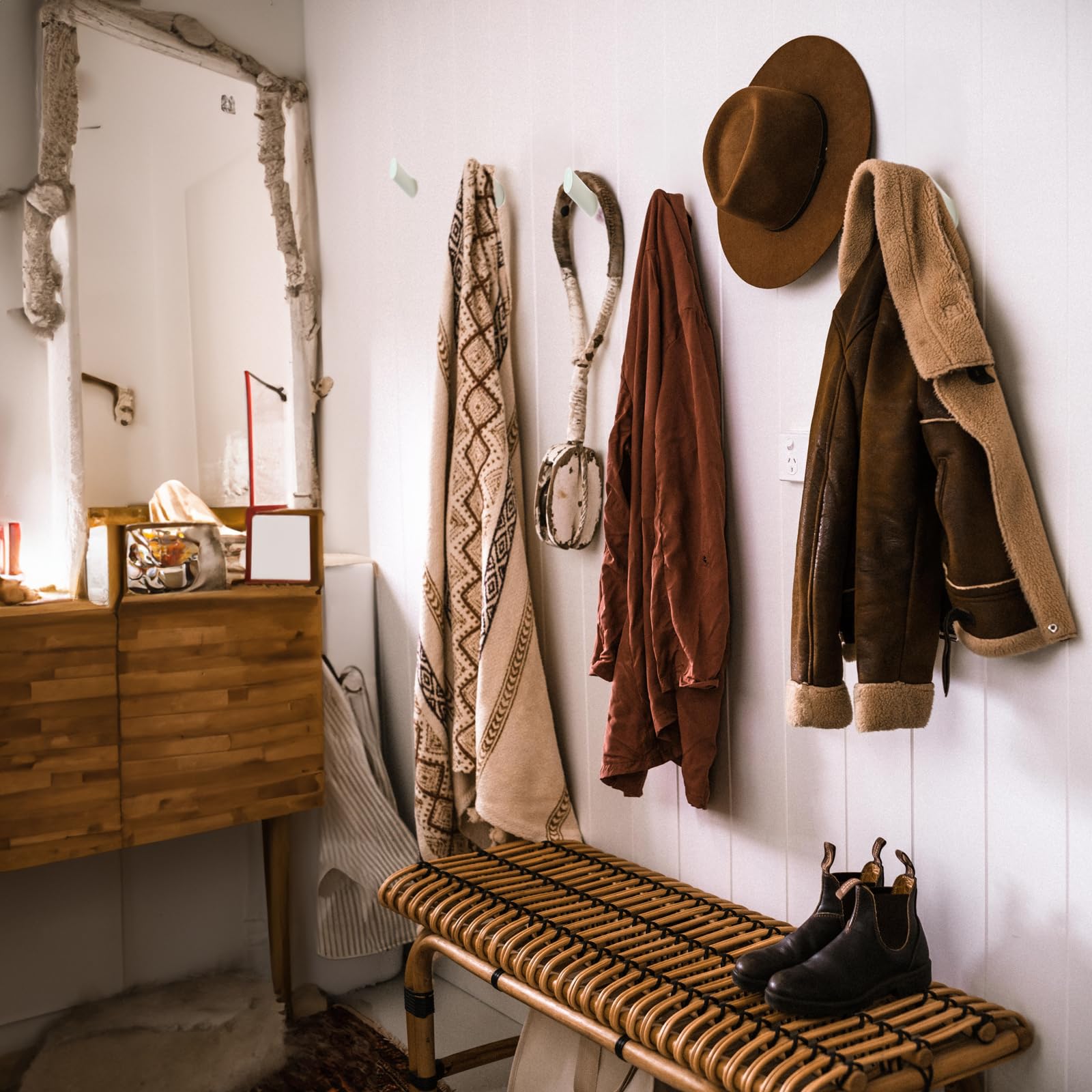 Ganchos de pared de madera, paquete de 6 ganchos para sombreros para pared, ganchos blancos montados en la pared, ganchos de pared de madera modernos y decorativos, gancho para colgar backpage,