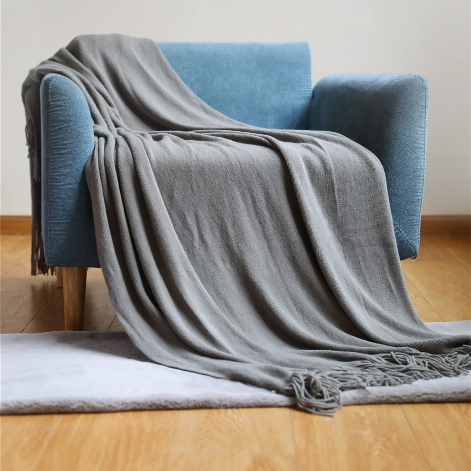 Couverture 1 pièce grise idéale pour vos soirées cocooning au salon