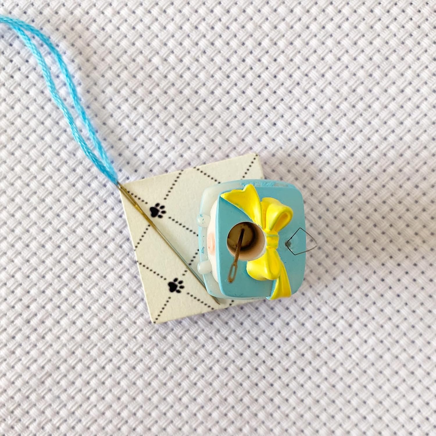 Pig Needle Storage Holder with Threader for Cross Stitch Embroidery, Square Magnetic Needle Minder Paw Pattern for Sewing Needlework Art Supplies