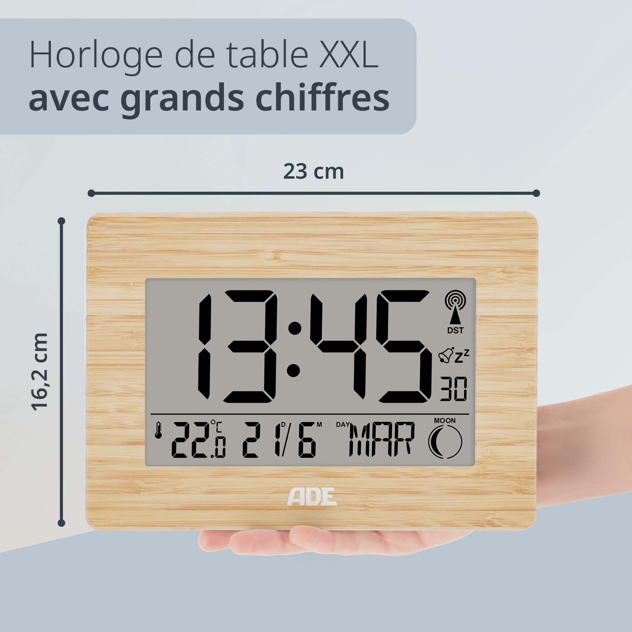 ADE Horloge Radio pilotée numérique | Chiffres XXL | Horloge Murale/de Table Digitale | Affichage de la température | Design Moderne | silencieuse | Calendrier numérique | à Piles | Cadre Bois Bambou