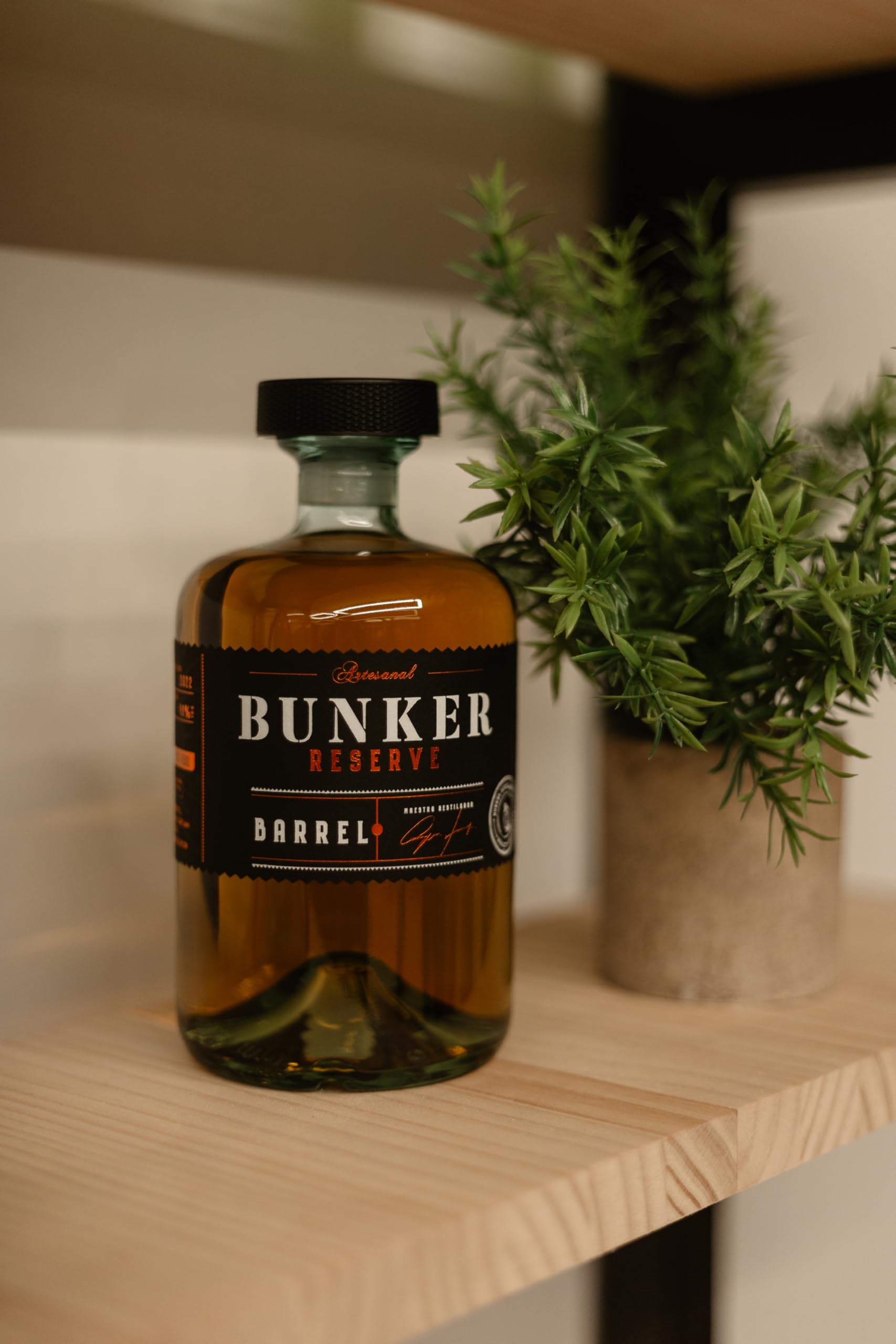 Bunker Distillery - Ginebra Premium Bunker Barrel - Botella 70 cl - Envejecida en Barrica de Roble - Elaboración Artesanal - Sin Gluten - Ingredientes 100% Naturales