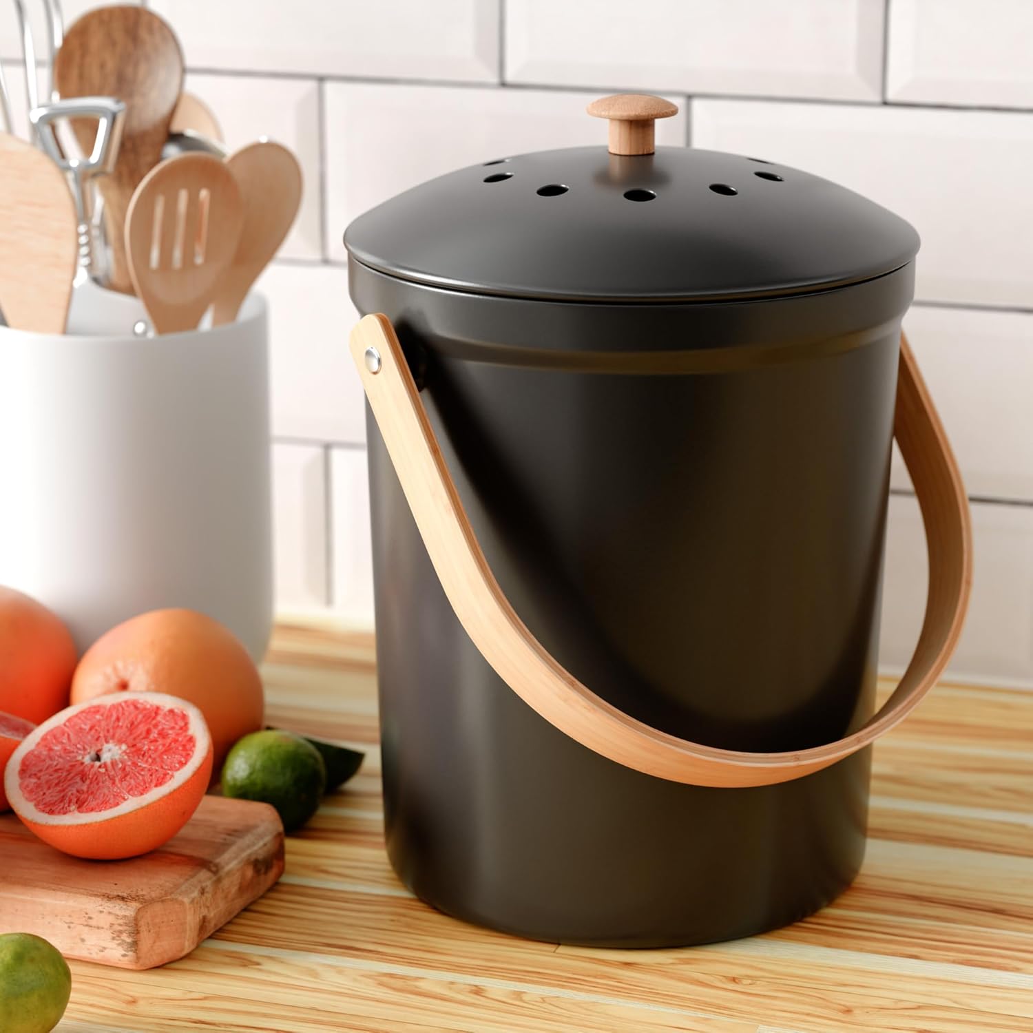 Belle poubelle de cuisine avec couvercle anti-odeurs - Seau de compost antirouille et inodore pour votre comptoir sans filtres d'odeur - Facile à nettoyer La corbeille de 1,1 gallon est superbe sur n'importe quel comptoir de cuisine