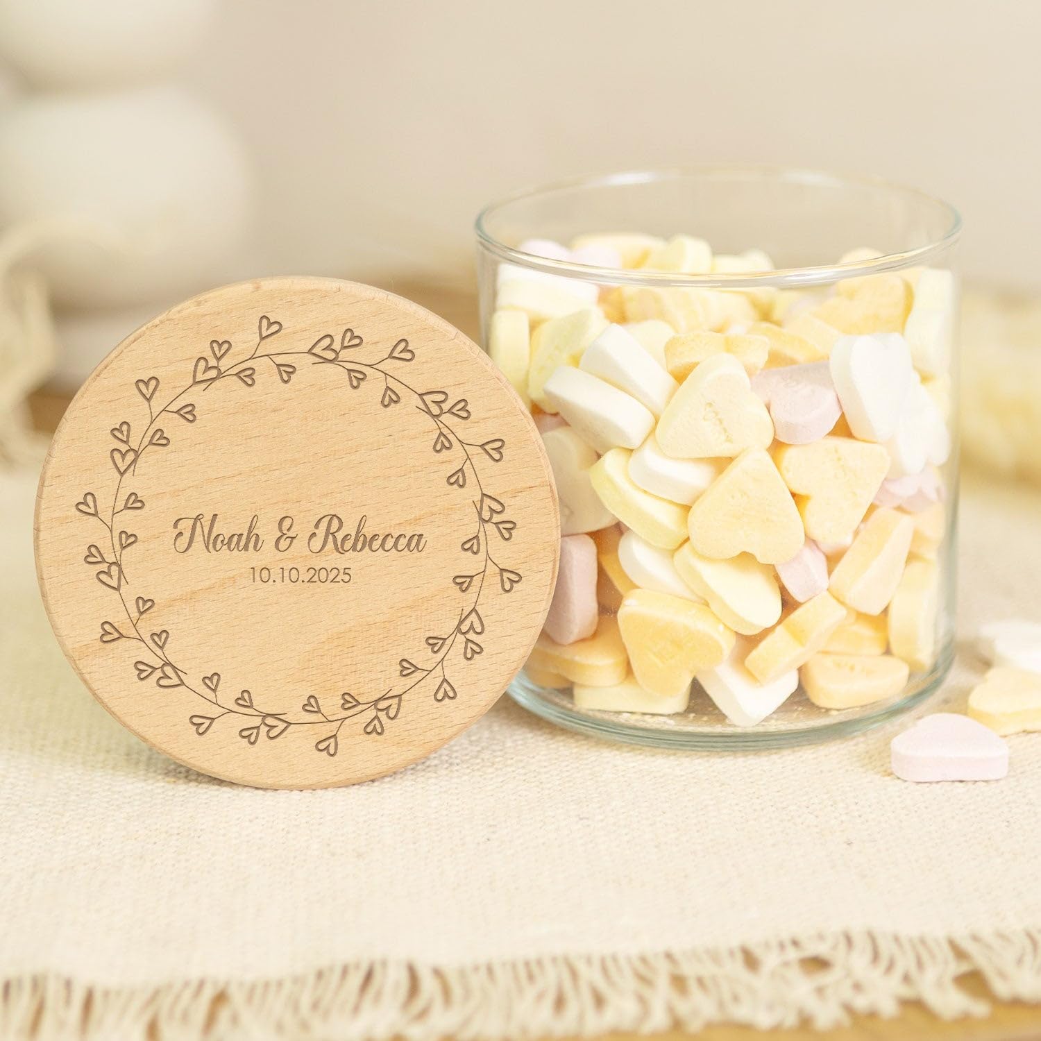 GRAVURZEILE Vorratsglas mit graviertem Holzdeckel - Kranz Herzen - Personalisiert mit Name & Datum - Keksdose Bonbonglas mit Deckel - Vorratsdose - Geschenk für Paare - 880 ml