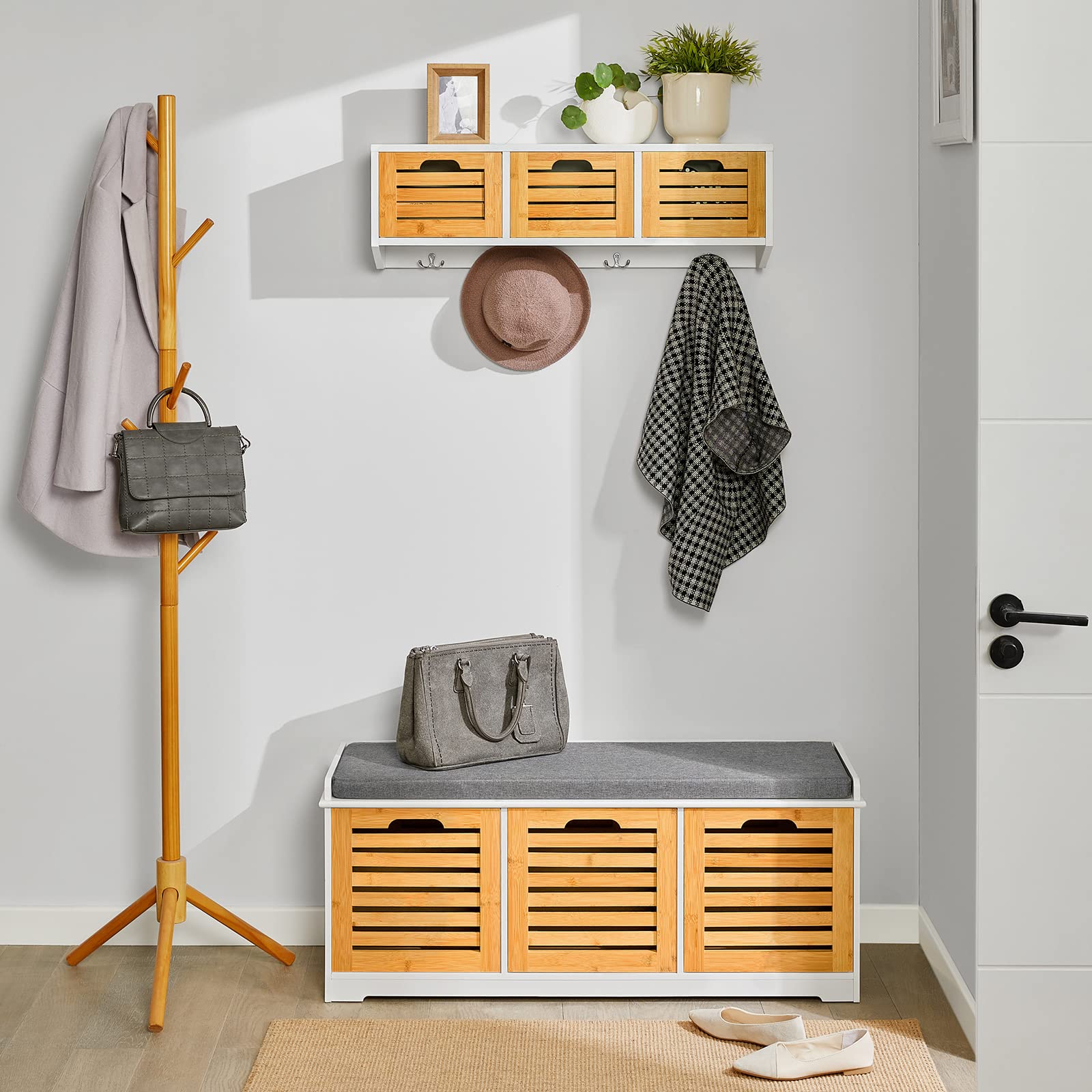 SoBuy Banco Zapatero con Asiento, Banco Almacenaje con 3 Cubos y Cojín Acolchado – Banco Entrada Recibidor Natural y Blanco, 105 x 35 x 43 cm, Soporta 150kg – FSR23-WN
