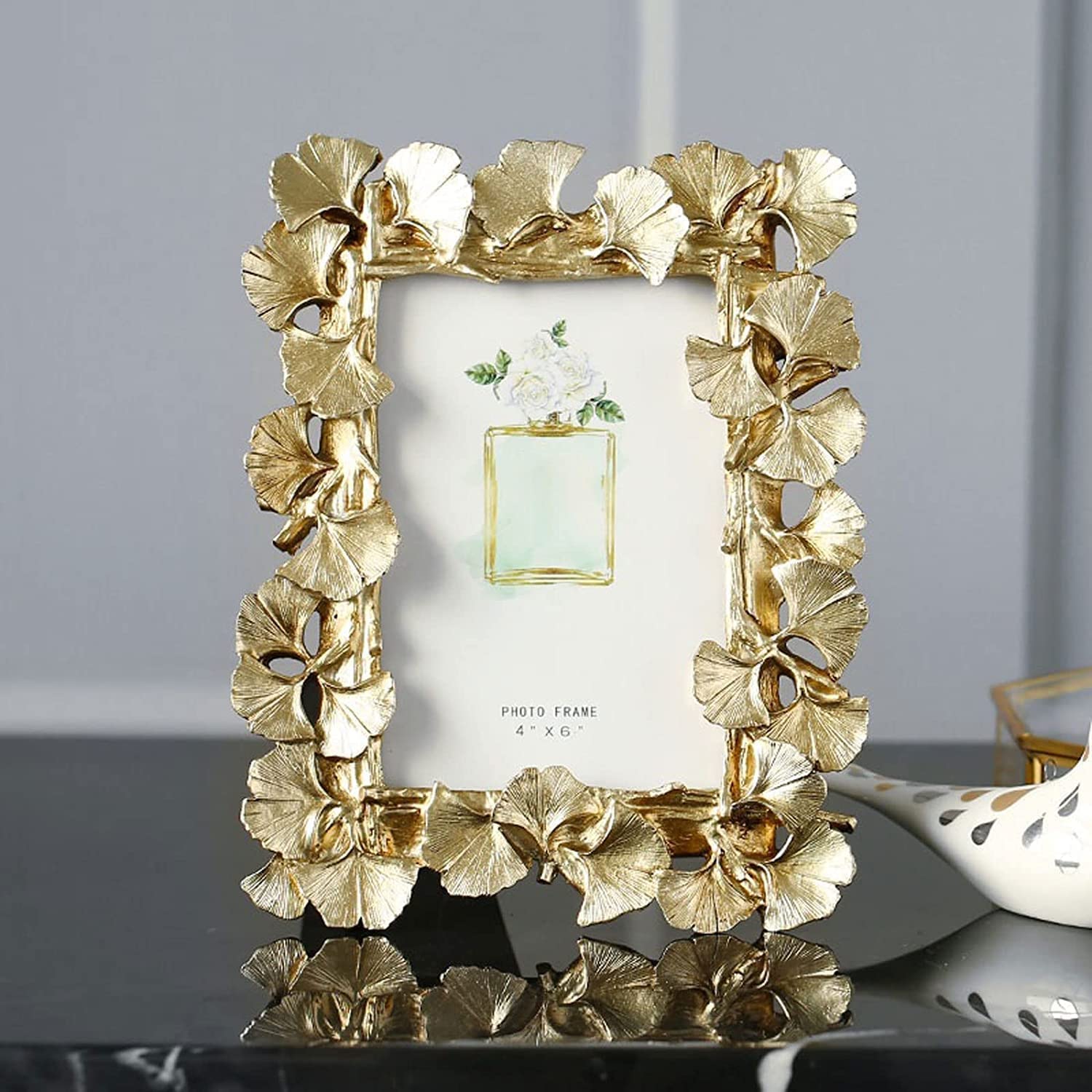 Cornice Rotonda Dorata Con Foglie Di Ginkgo Trasparenti Foglie Tropicali Verdi E Dorate Minimaliste 28076567