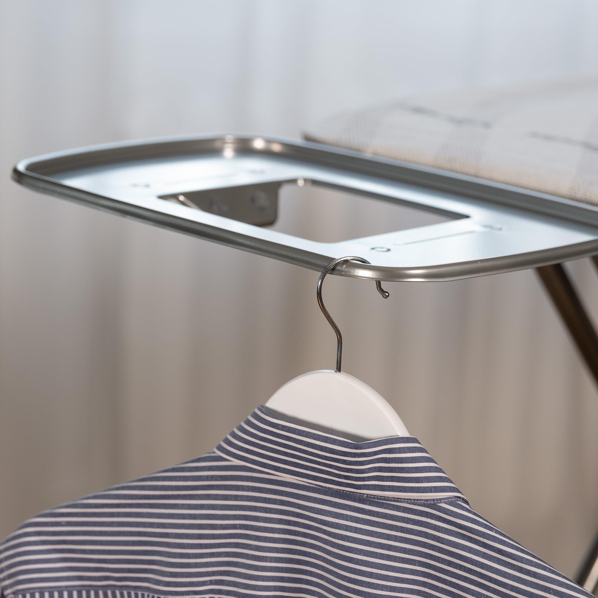 Vileda Total Reflect M - Tabla de Planchar con Soporte Antideslizante para Plancha | Incluye Funda con Acolchado de Esponja | Fácil de Transportar y Almacenar | 120x38 cm | Color Lila y Gris