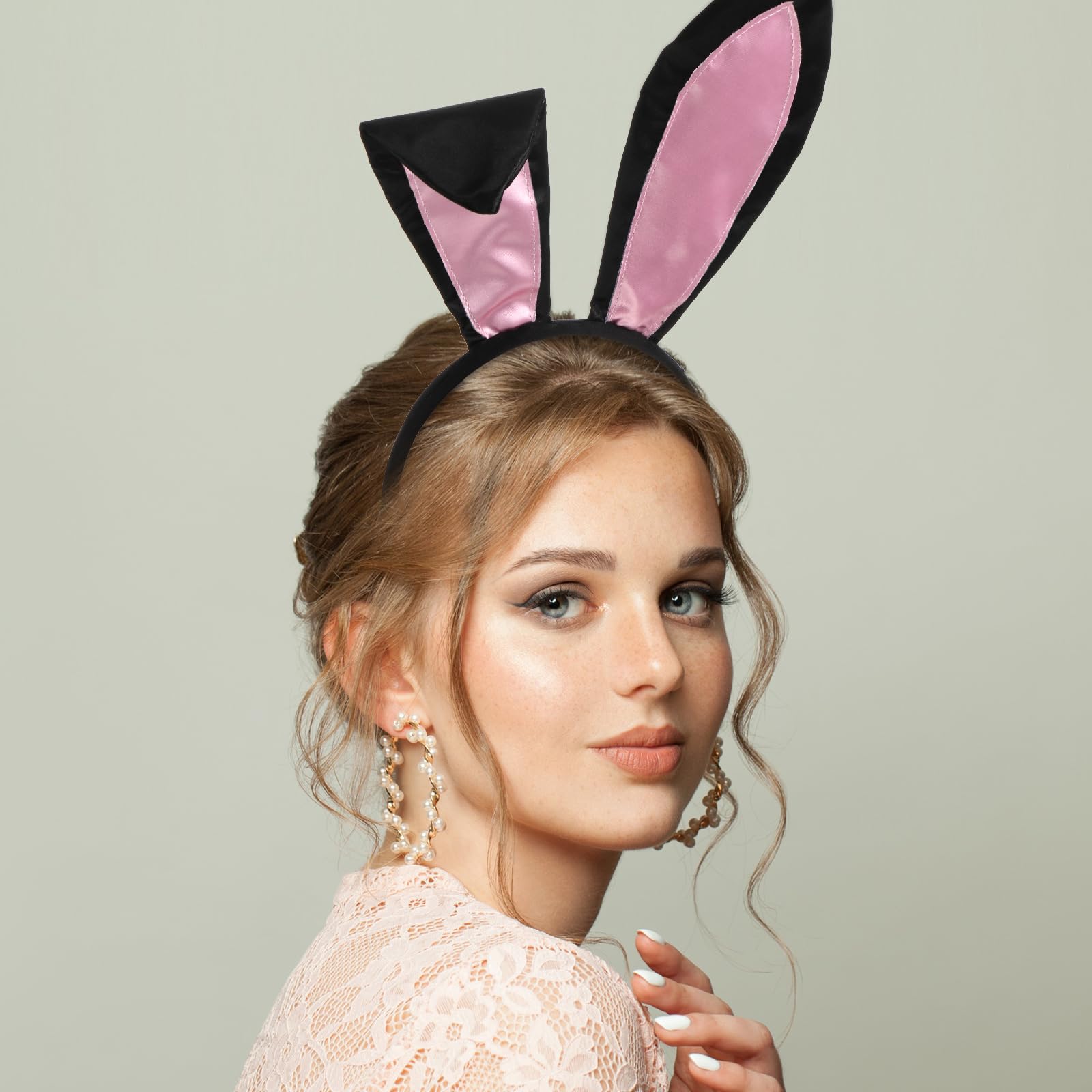 Oosterkinderen Jongen In Bunny Oren Jaagt Op Oostereieren In De Buitenlucht Schattig Kind Konijnenkostuum Met Die Plezier Hebben Het 270557689