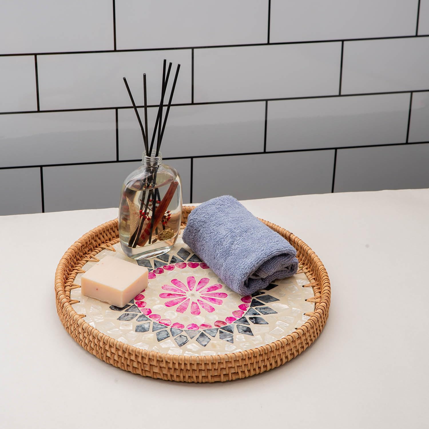 Vassoio Rotondo In Rattan Naturale Con Intarsio Madreperla – 30,5 Cm | Decorativo A Scacchi Per Tavolo, Servizio, Stile Boho