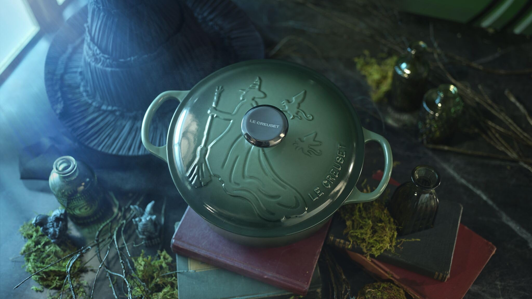 Le Creuset Wicked Collection Elphaba Rundkasserolle aus Gusseisen mit Prägung