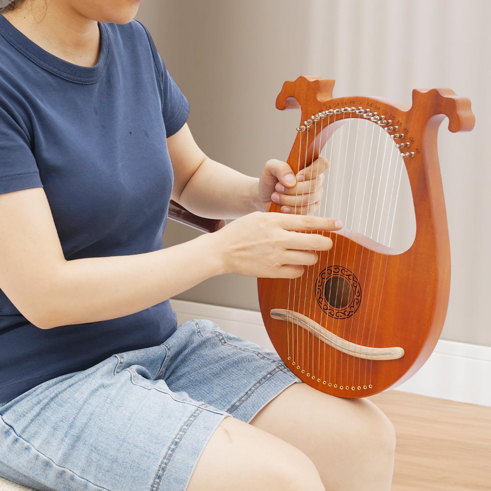 Arpa de 16 cuerdas con patrón europeo | Arpa de viaje ligera en aspecto de madera natural | Ideal para niños | Pedagogía musical y relajación en casa | Diseño elegante para salón, escuela y jardín