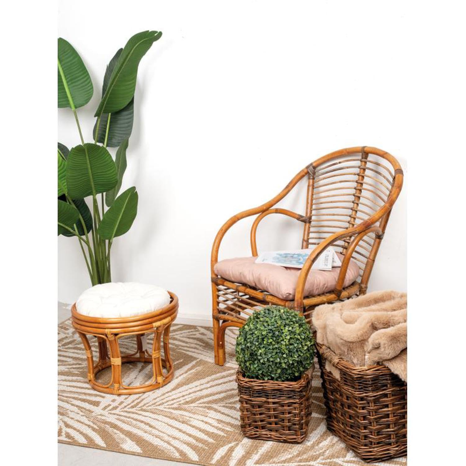 AUBRY GASPARD - Tabouret Rotin Java Vernis - Ø 44 cm x H 34 cm - Coussin Écru Coton Kapok - Poids 2 kg - Siège Ombre et Décoration - Design Élégant Intérieur/Extérieur