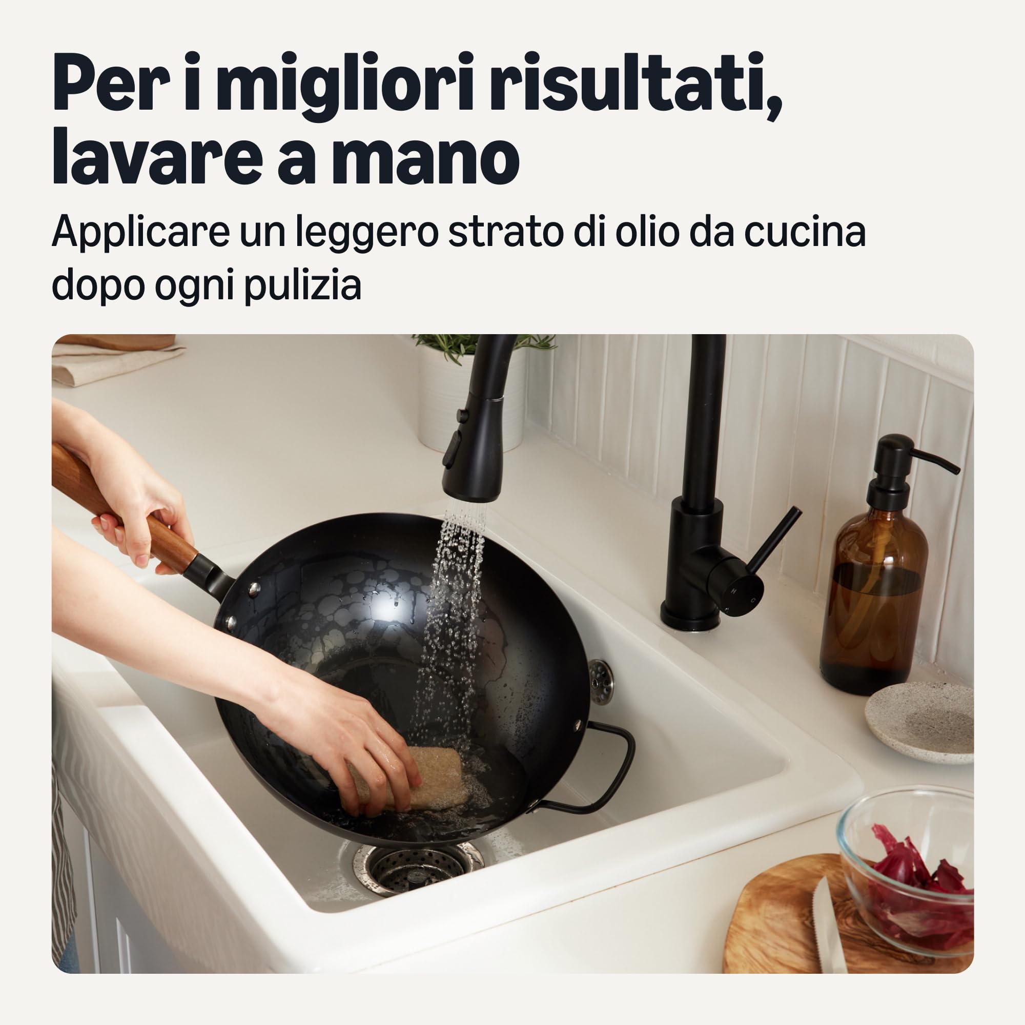 Amazon Basics Wok Pretrattato in Acciaio al Carbonio con Manico in Legno di Acacia, Adatto a Tutti i Piani Cottura, 32cm