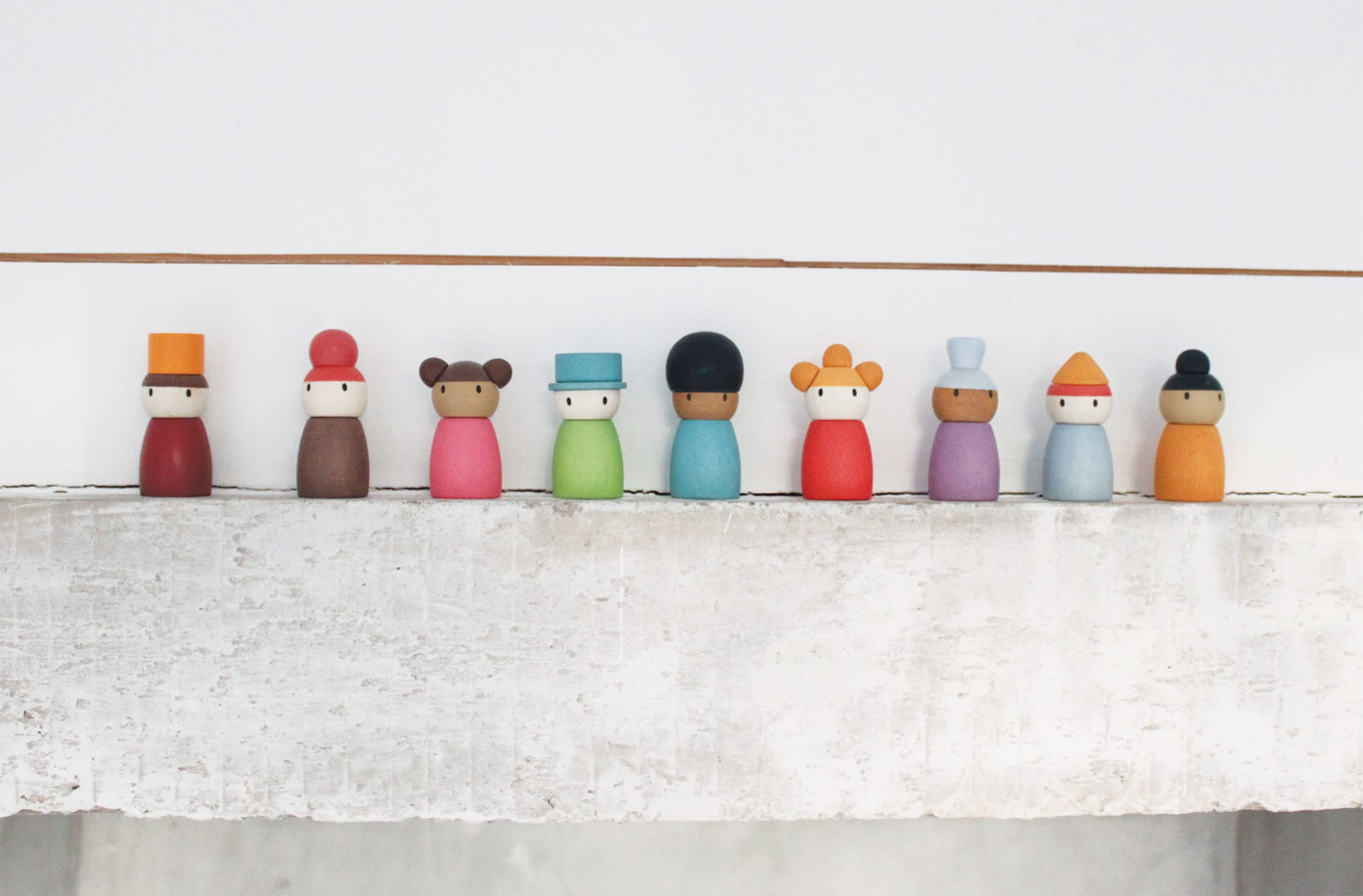 Happy Folk Hotel - 9 muñecas de madera con clavijas de diversidad de juguetes abiertos - Montessori People Figures Play Set - Edad 3+ 7