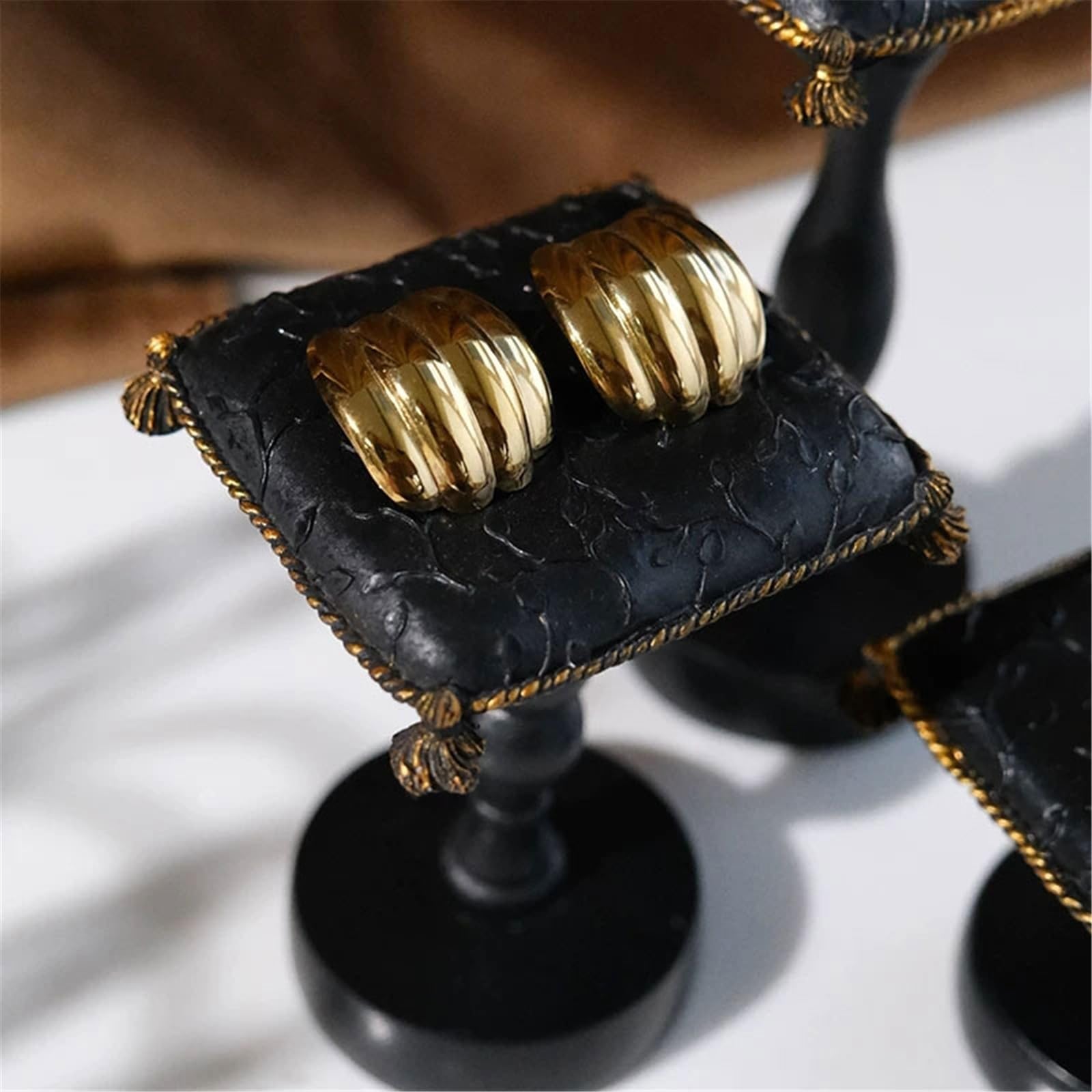Stojak na biżuterię 3Pcs Vintage Resin Jewelry Display Stand with Tassels Stojak na naszyjnik