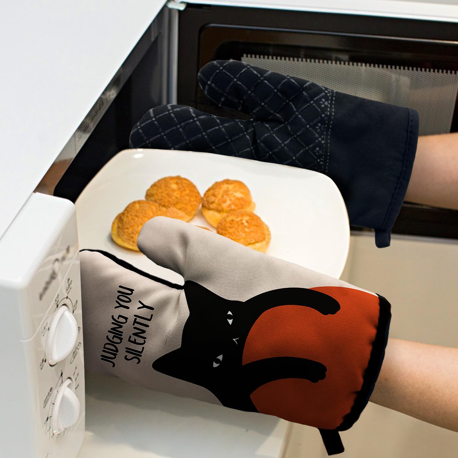 Divertidos accesorios de cocina para cocinar y hornear con silicona resistente al calor, antideslizantes, juego de 2 manoplas de horno para juzgar silenciosamente, regalos para amantes de los gatos