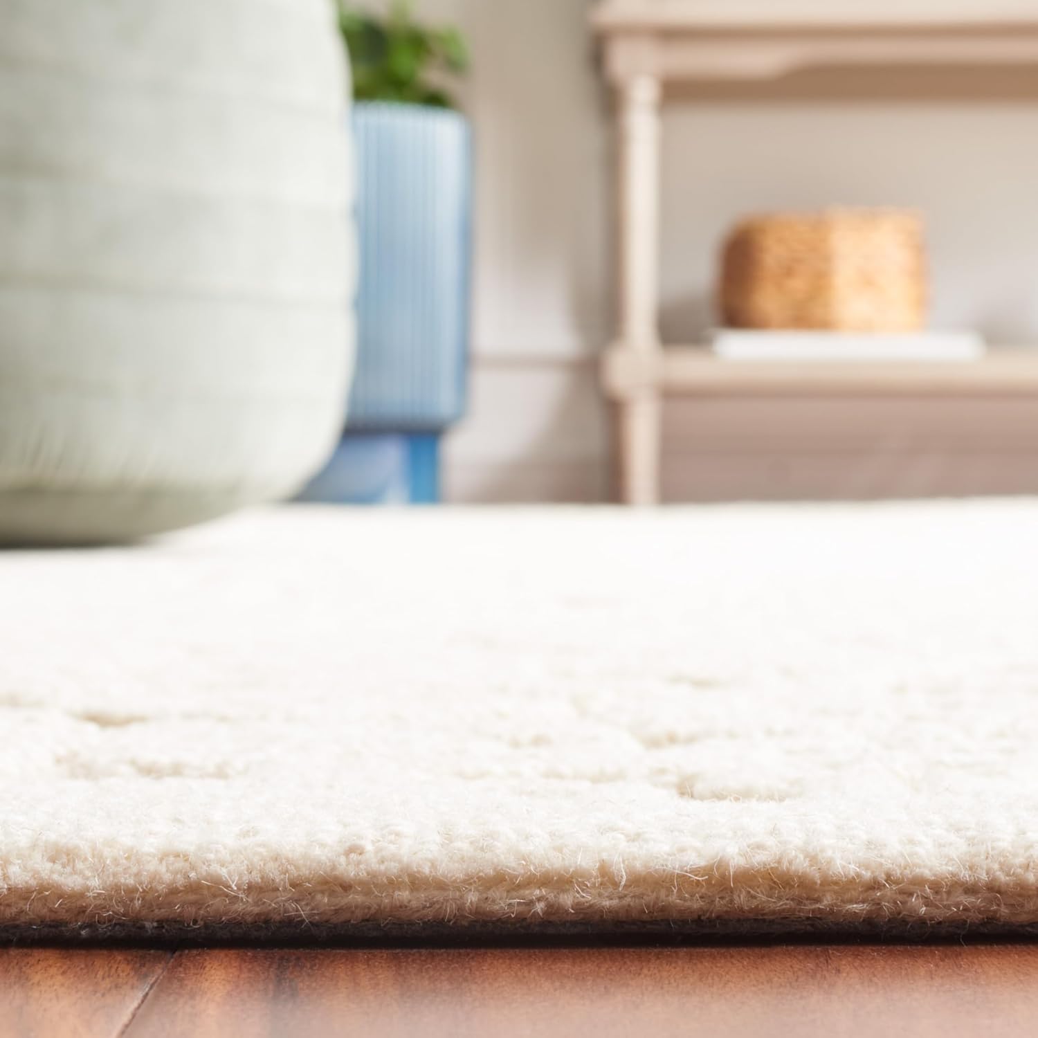 SAFAVIEH Textural Collection Area Rug - 5' x 8', Ivory, Handmade Wool, Ideal for High Traffic Areas in Living Room, Bedroom, Dining (TXT107A-5)