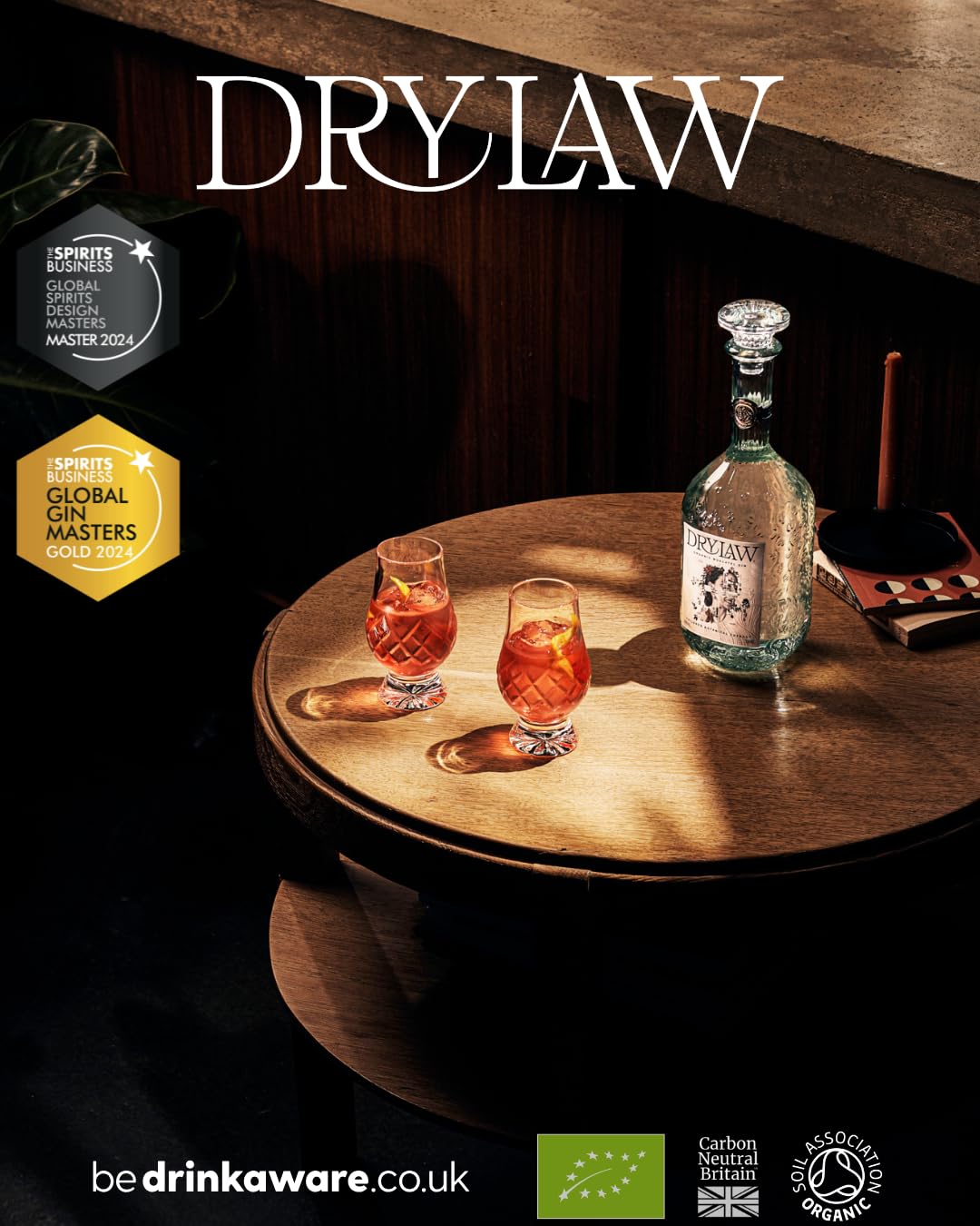 Drylaw Ginebra orgánica premium de uvas Moscatel. Cítrica y floral con notas de lichi, albaricoque, fruta tropical, melón y plátano. Botella decorativa. Gold en Gin Masters 2024.