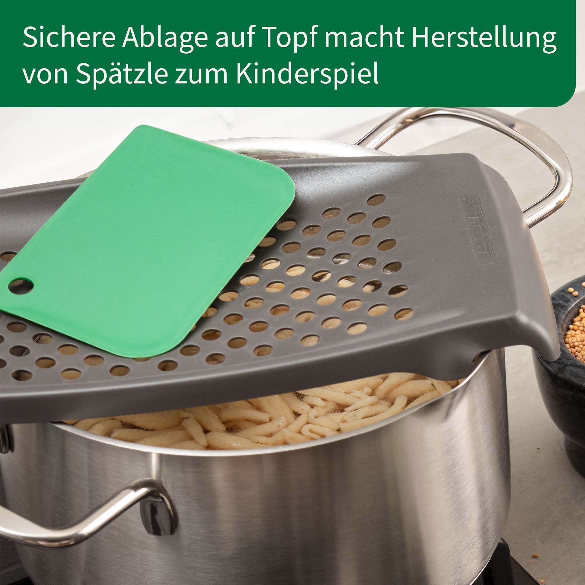 FACKELMANN Spätzle-set, spätzle rasp met deegschraper, spätzle schaaf van kunststof, spätzle pers met deegkaart, met abseilepel voor eenvoudig serveren (kleur: wit/zwart), hoeveelheid: 1 x set van 3