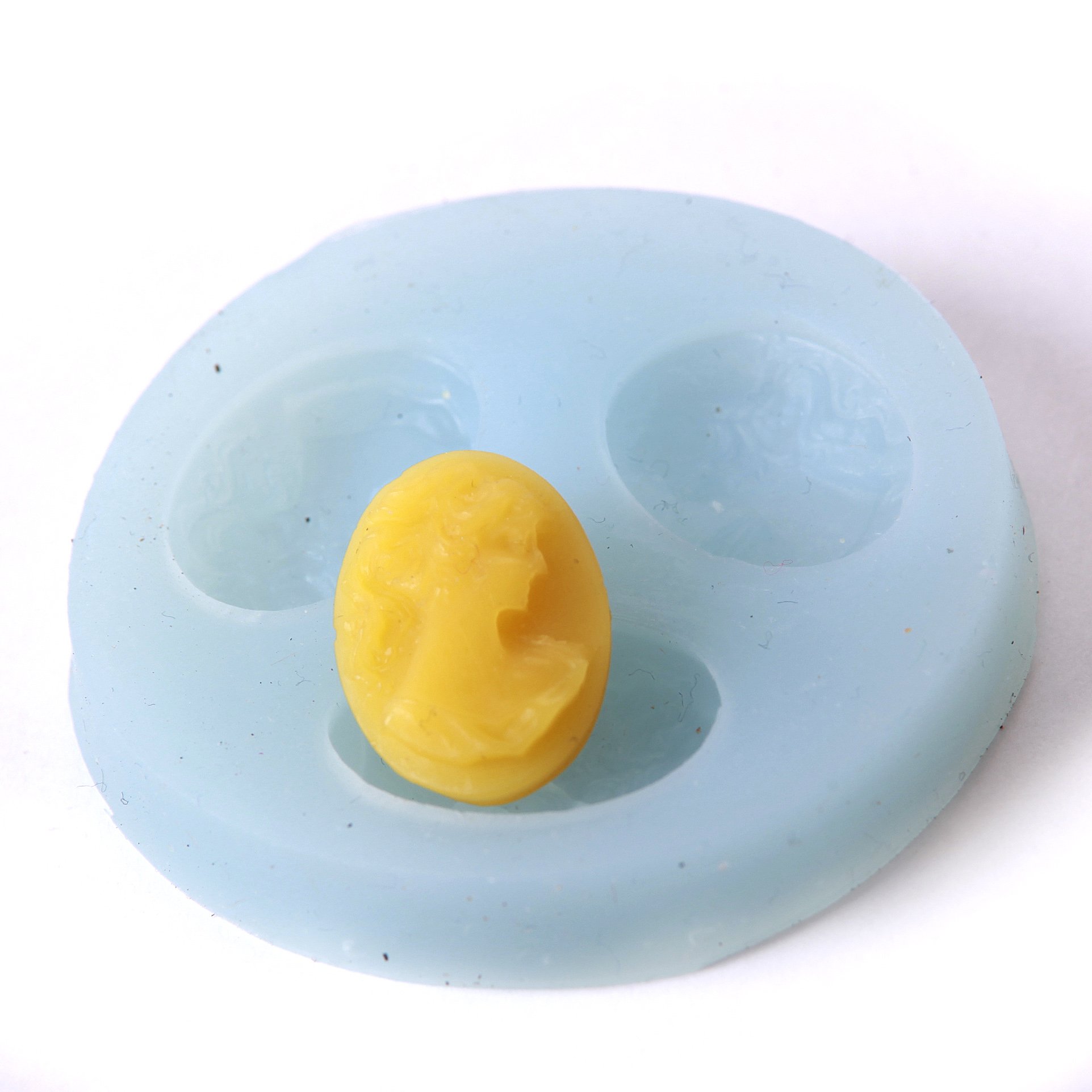 Moule en silicone petit cameo 3 cavité pour cire et loisirs
