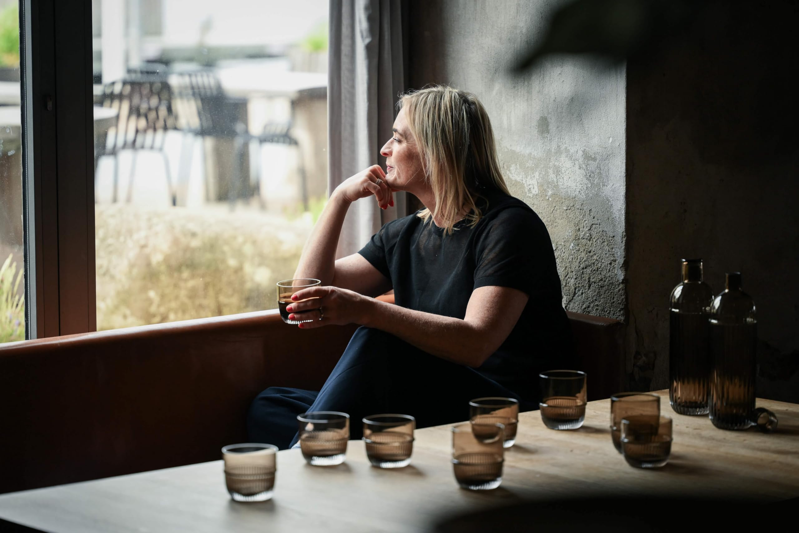 Carafe, 900 ml, conçue par Rikke Malling, verre fumé, carafe de service élégante pour la qualité restaurant