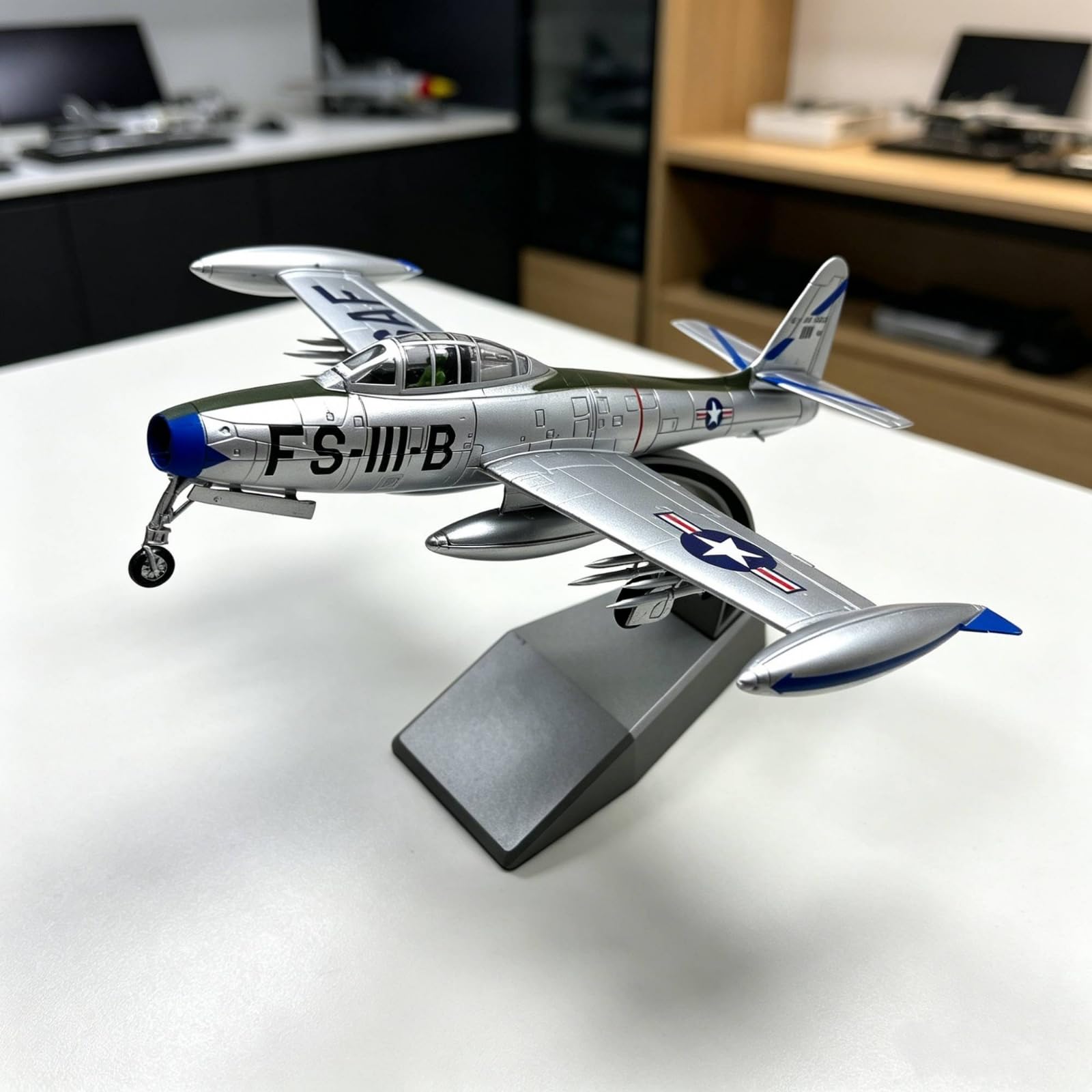 Colcolo Modello Aereo da Collezione F 84 Caccia in Lega Aereo da Esposizione Miniatura Jet Metallo con Supporto Espositivo Proporzioni Accurate Adatto per Collezione Decorazione