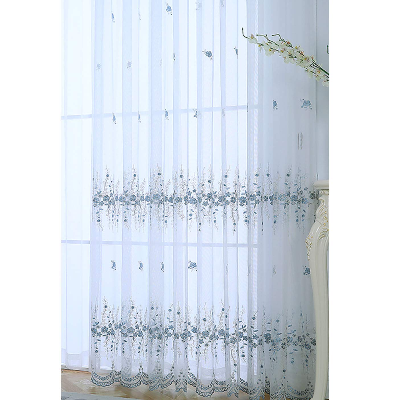 Rideaux crochets haut bleu pour habiller une grande fenêtre de salon