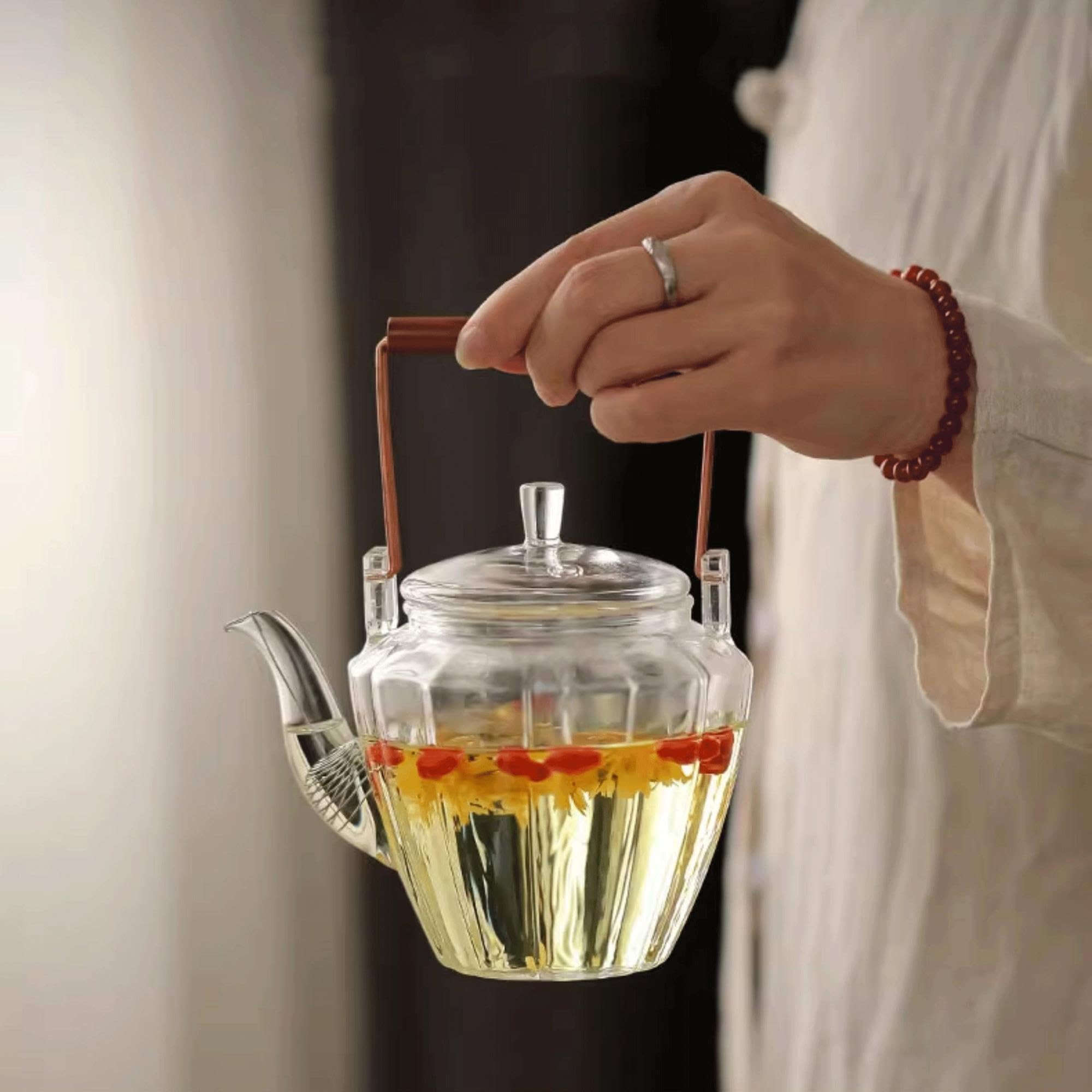 Jarra Una jarra de agua vidrio con mango madera