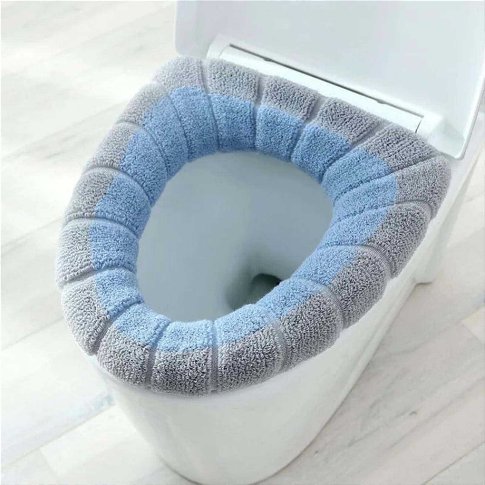 Funda de inodoro cálida gris azulada para proteger del frío del invierno en aseos familiares