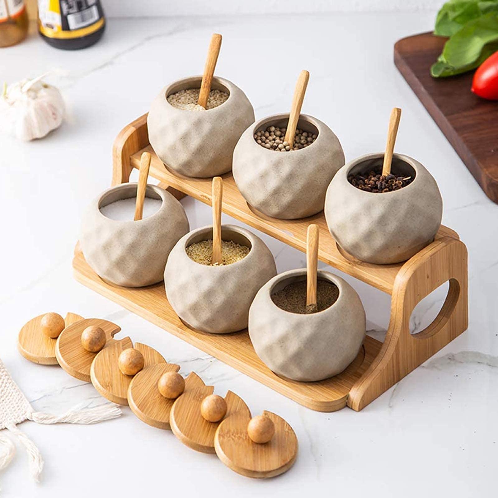 Zestaw 6 porcelanowych pojemników na przyprawy z drewnianym uchwytem, zestaw ceramicznych pudełek na przyprawy z pokrywkami i łyżkami do kreatywnych przyborów kuchennych i do użytku w restauracji.