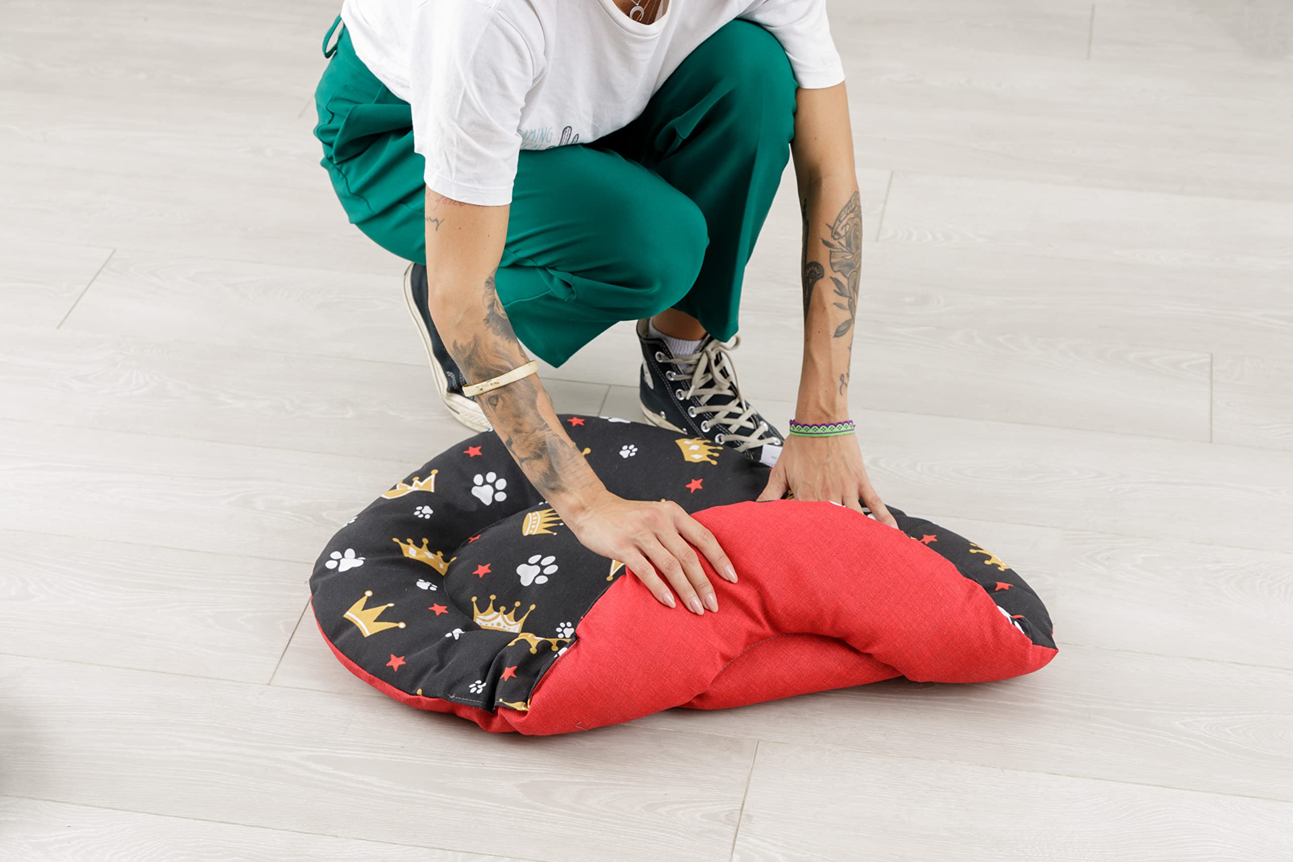 Baroni Home Cuscino Ovale per Cani e Gatti Tessuto Taglia, Imbottito con Morbido Foam, Utilizzabile su Entrambi i Lati (57x90x8 cm, Rosso e Nero Corone)