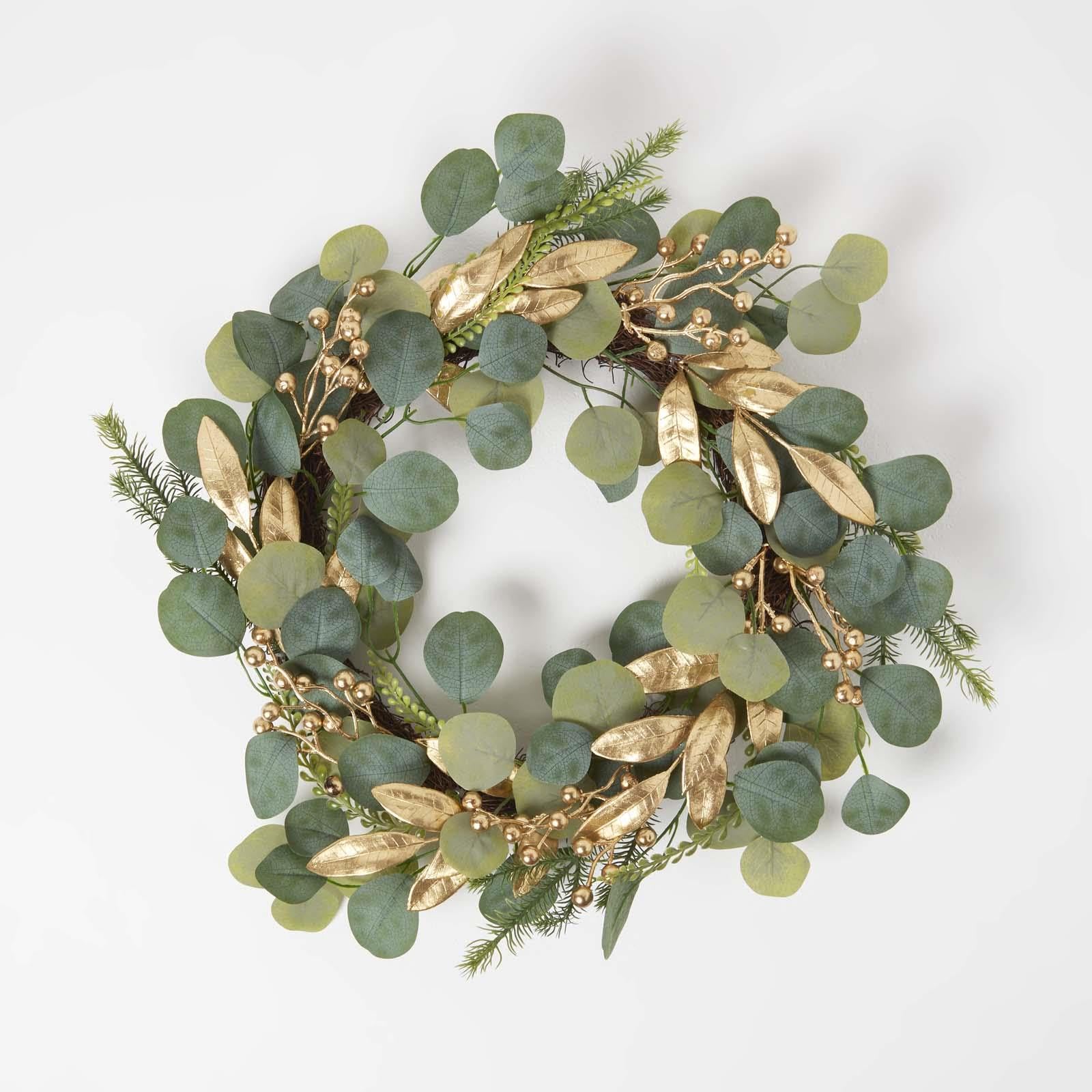 HOMESCAPES Eukalyptus-Kranz 56 cm grün, künstlicher Türkranz mit goldenen Beeren und Blättern, eleganter Tischkranz