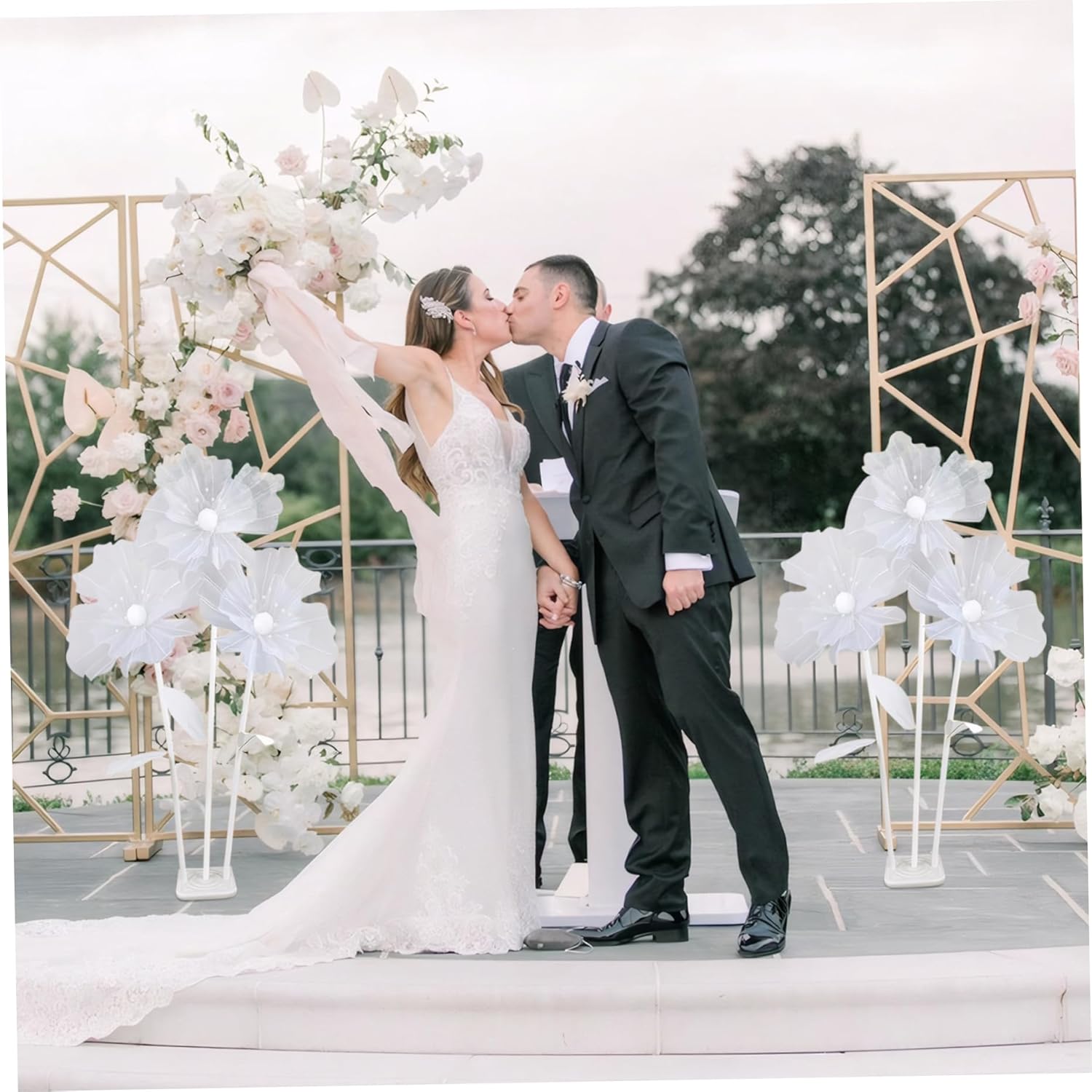 Naisicore Giant Flower Decorations, 1 Set Large Gauze Flowers Wedding Decor with 3 Flower Heads & Stand, Wedding Party Banquet Background, Photographic Props, Shop Window Display (White), Standard