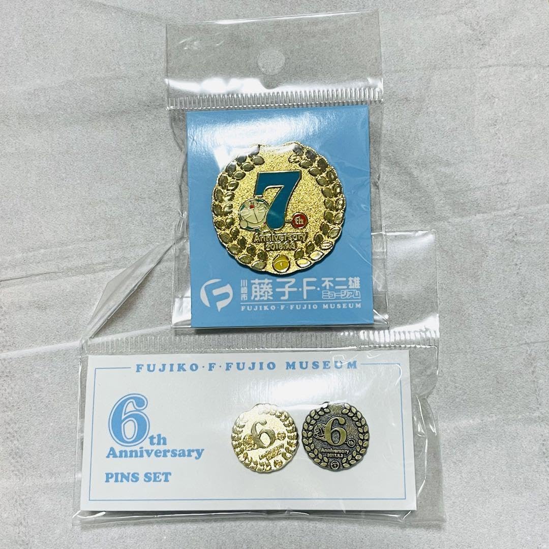 Amazon.co.jp: 藤子・F・不二雄ミュージアム 6周年7周年記念ピンバッジ  
