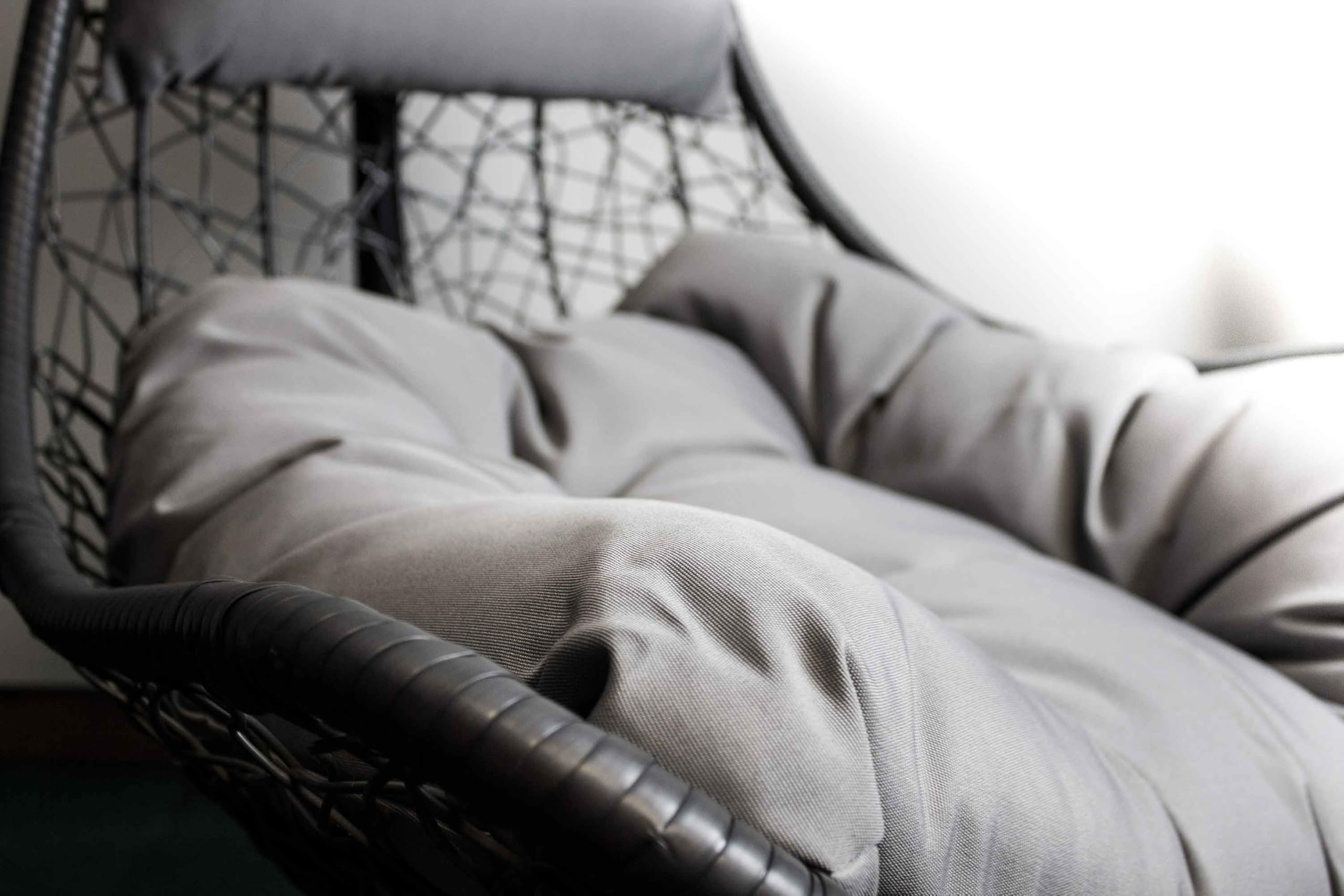 AVANTI TRENDSTORE - Gabiano - Sedia sospesa in acciaio verniciato a polvere con cuscini in poliestere di colore grigio Dimensioni LA 105x195 cm