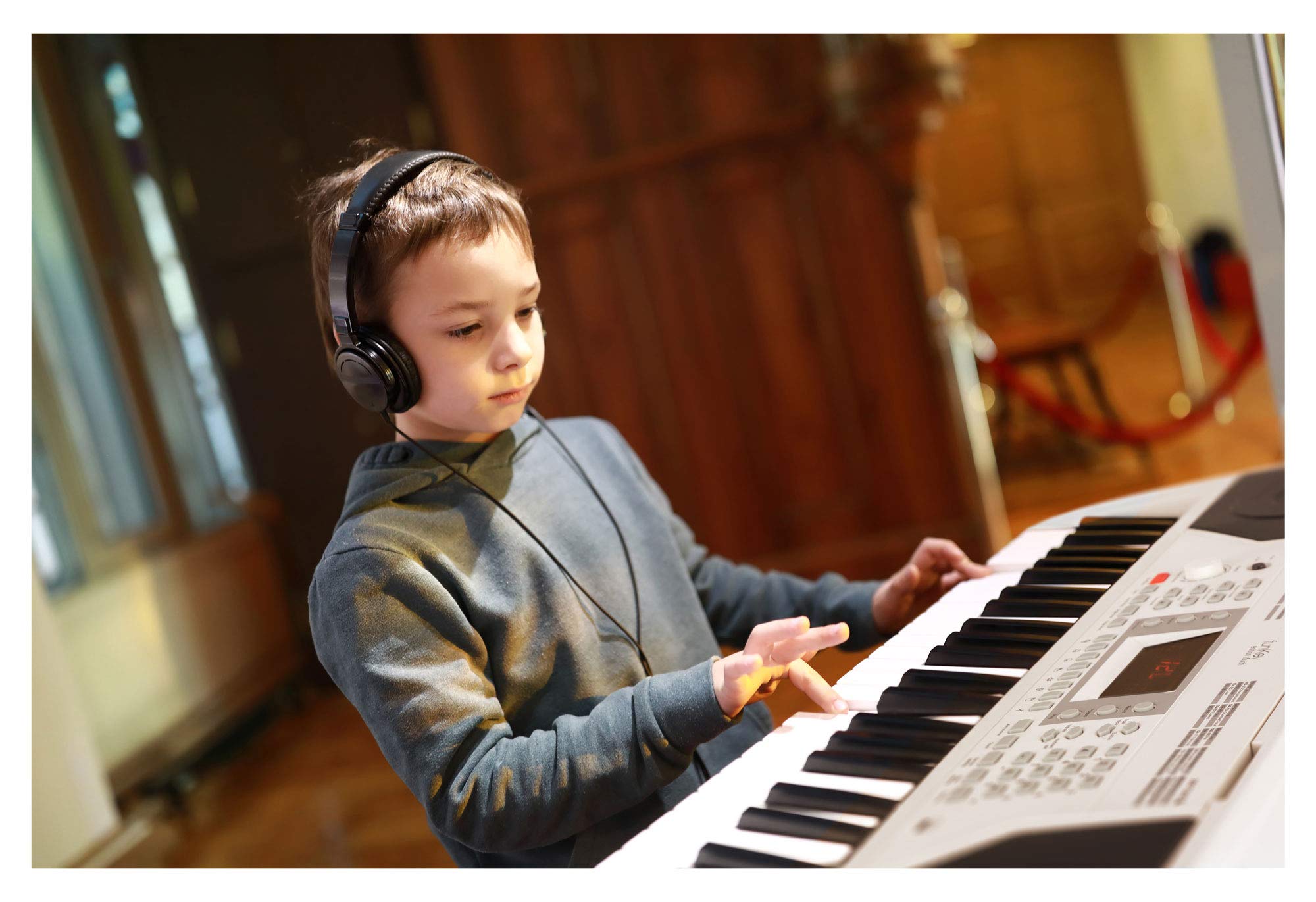 FunKey 61 Edition Touch weiß Set inkl. Keyboardständer + Bank, LC-Display | 61 anschlagsdynamische Standard-Keyboardtasten, 300 Sounds, 300 Rhythmen, 40 Demosongs, 8 Percussion-Pads, Effekte: Sustain