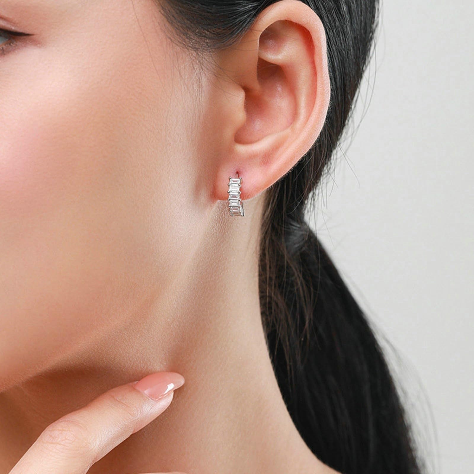 Wycian Orecchini a cerchio da donna con moissanite DEF, gioielli da donna orecchini a cerchio con montatura a 4 griffe, oro bianco 18 carati